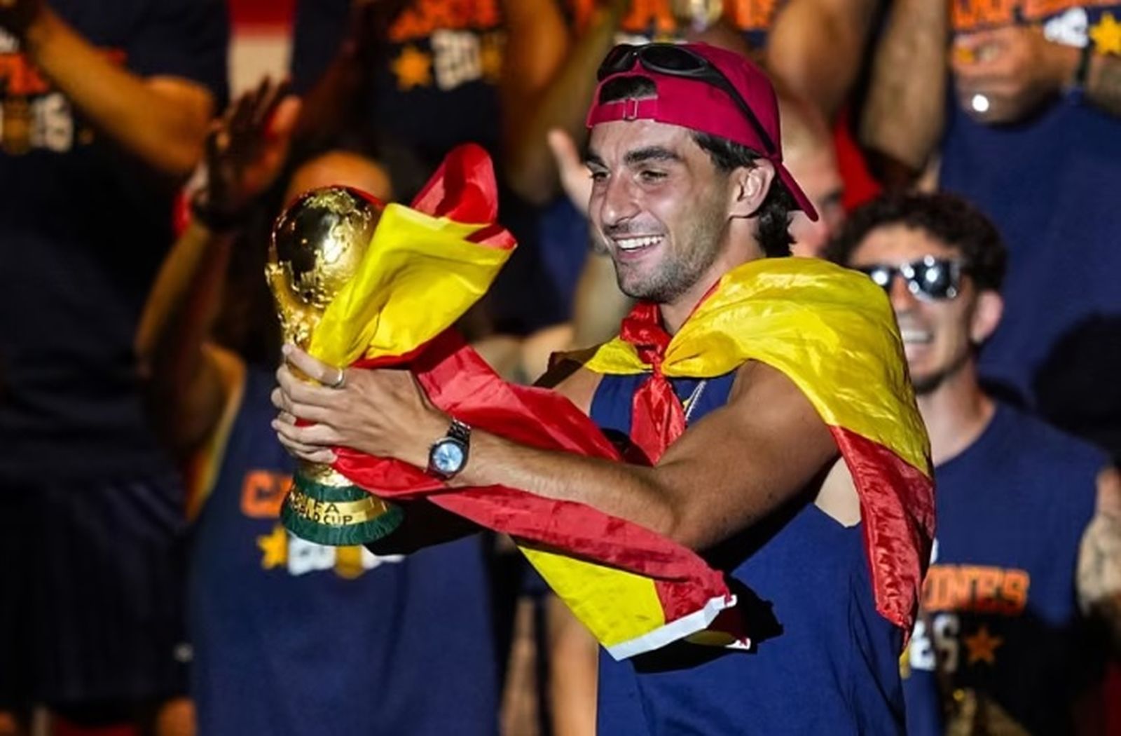 Ferran Torres levanta la Copa del Mundo en la celebración del Mundial en Madrid