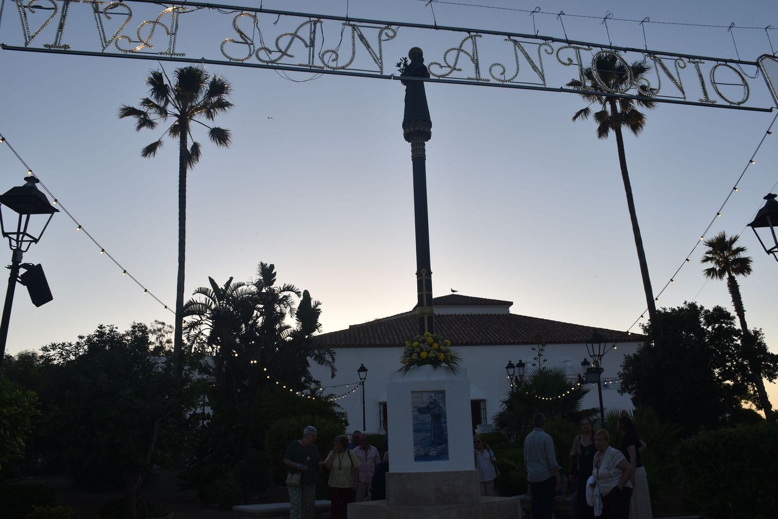San Antonio enciende la cuenta atrás de su festividad con el inicio del triduo y el alumbrado extraordinario