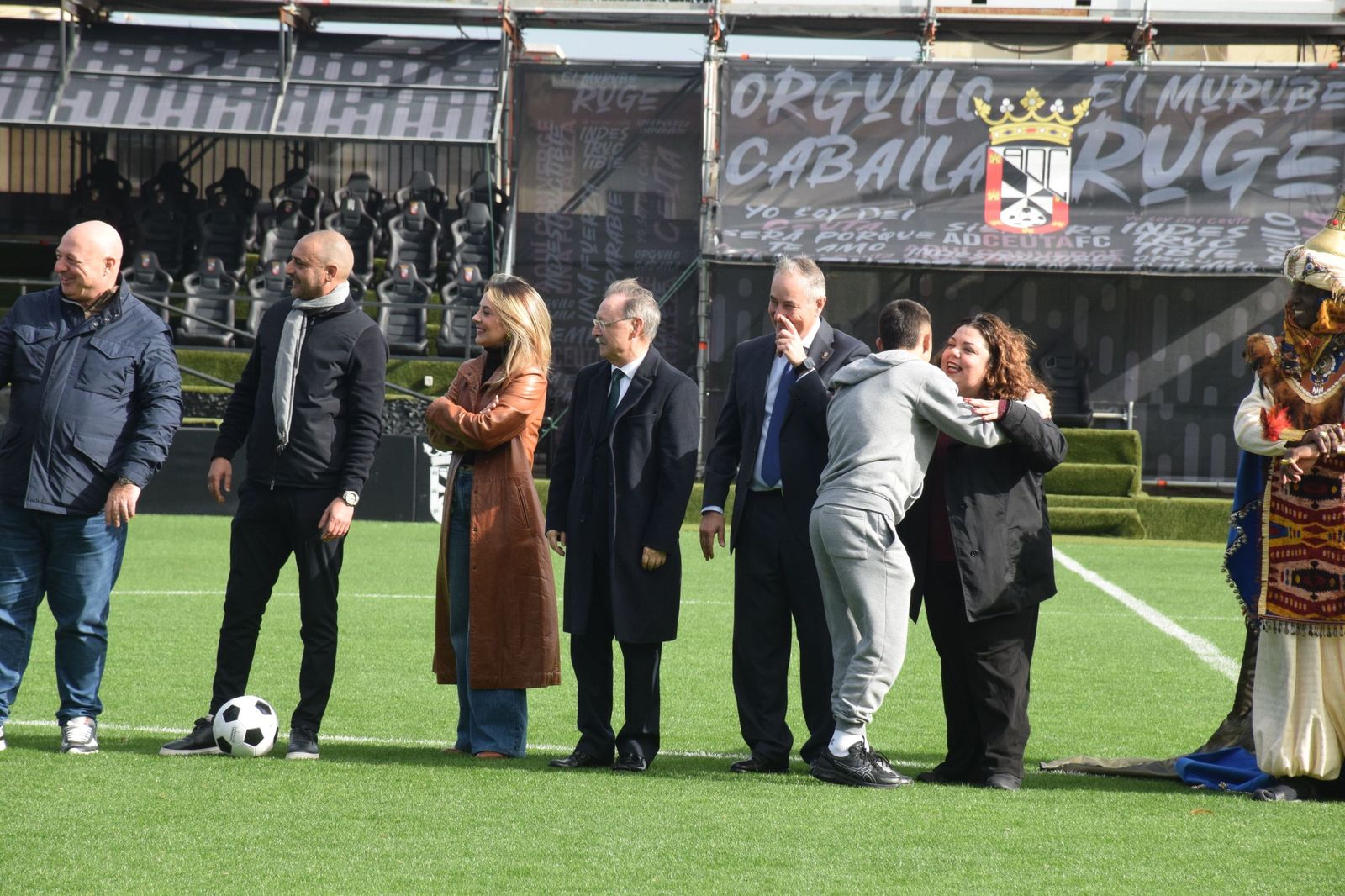 Los Reyes Magos aterrizan en el Alfonso Murube horas antes de la cabalgata