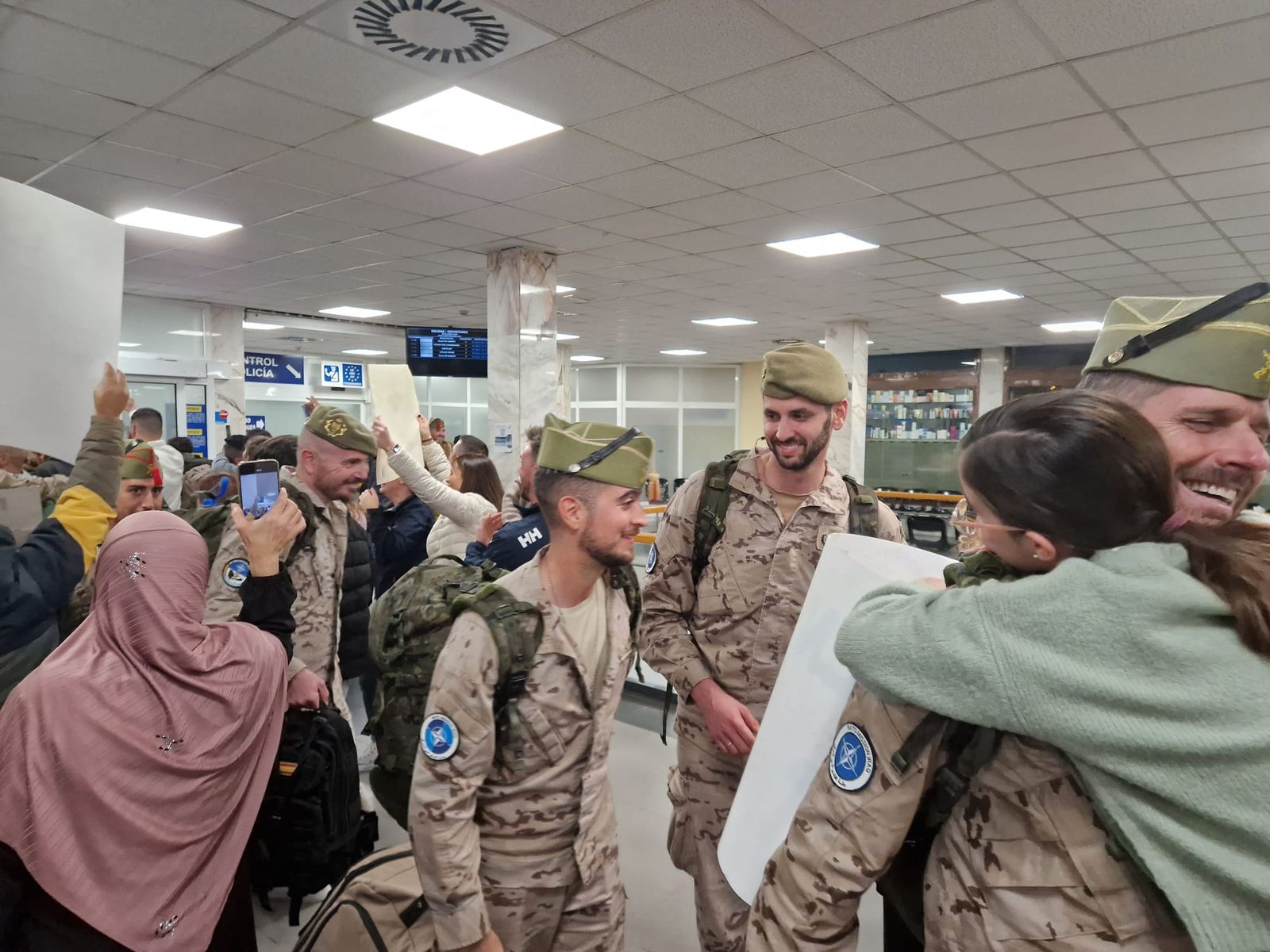 FOTOGALERÍA | De Irak a los brazos de su gente: fotogalería del regreso de la COMGECEU