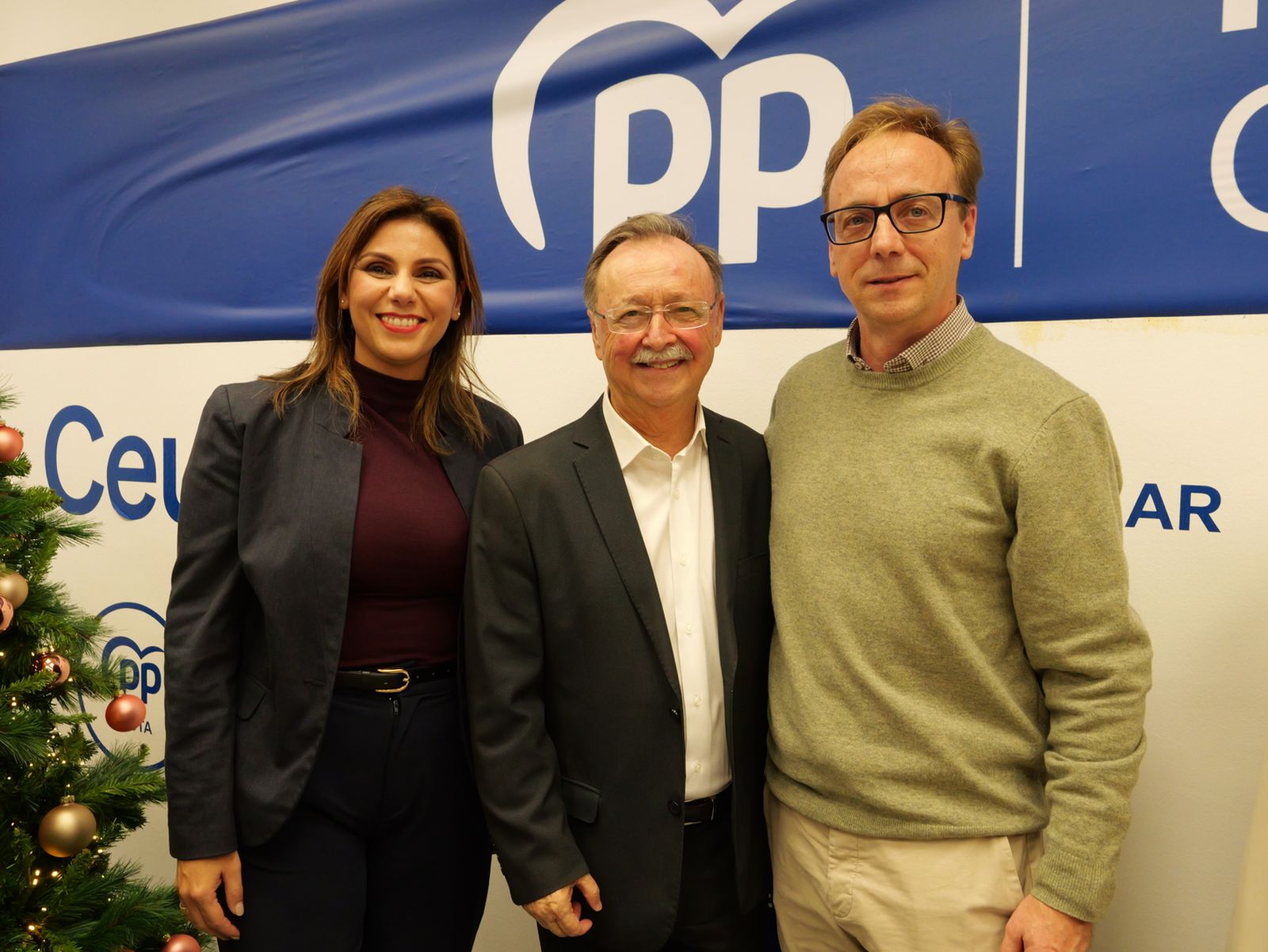 Vivas sugiere un relevo futuro y reivindica su gestión en la copa navideña del PP