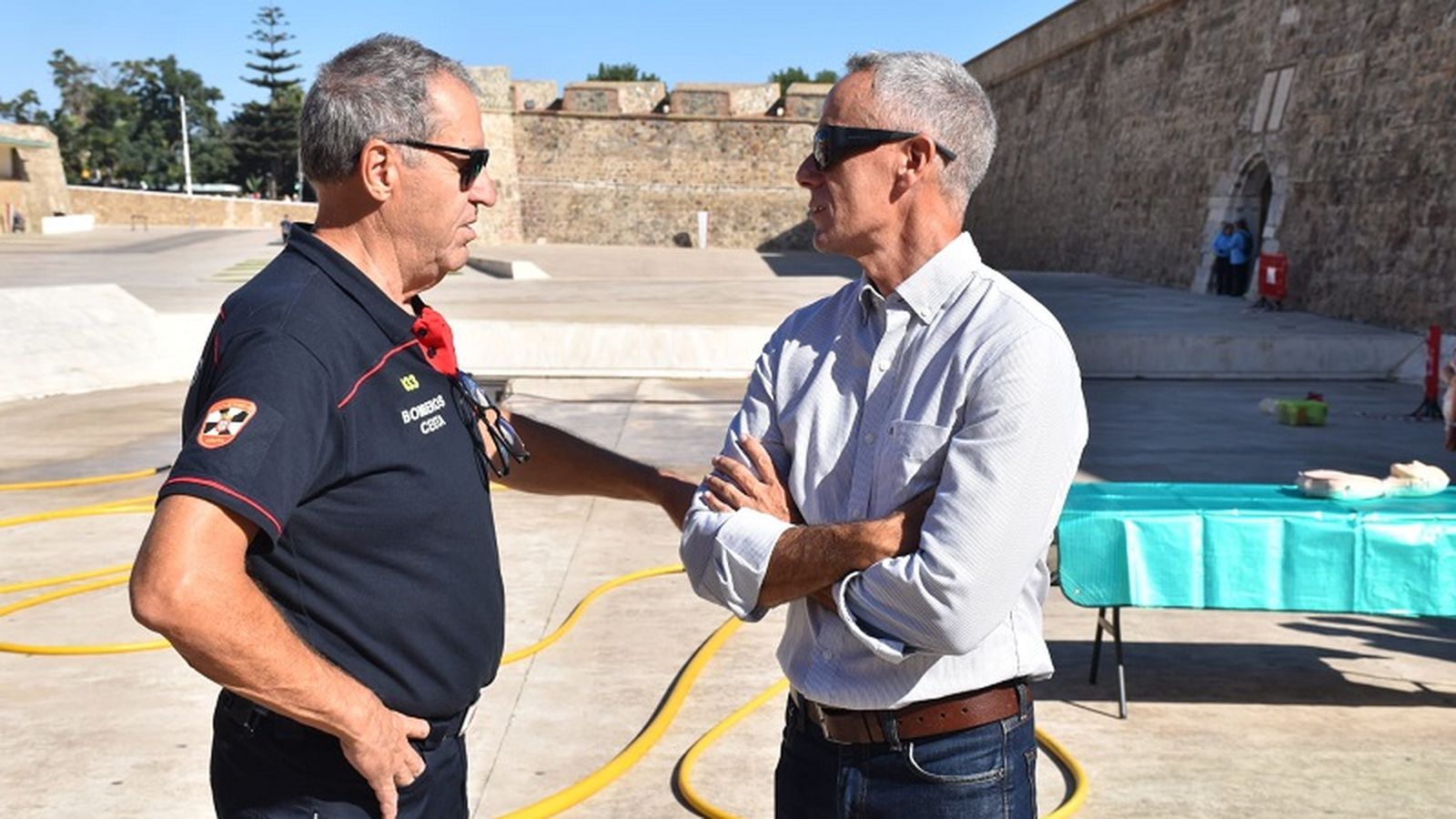 El jefe accidental de Bomberos, Miguel Ángel Ríos, y el director provincial de Educación, Miguel Señor