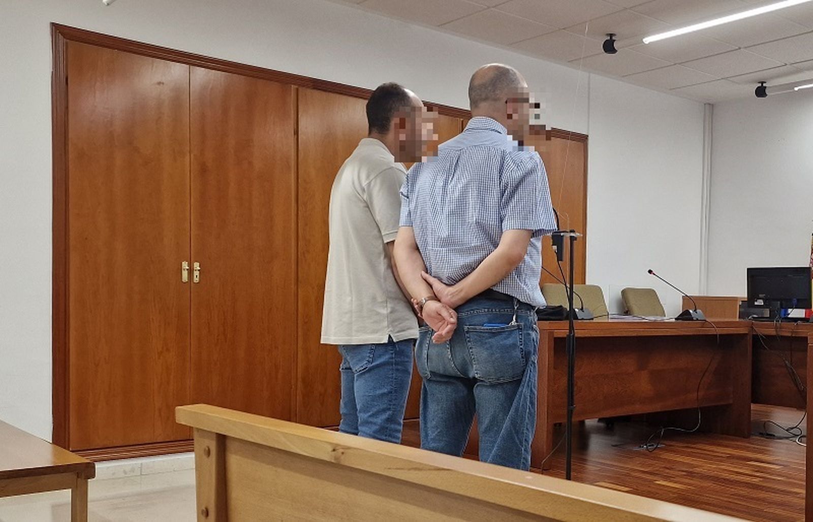 El acusado, a la izquierda de la foto, debió hacer uso de un intérprete. / FOTO CAW