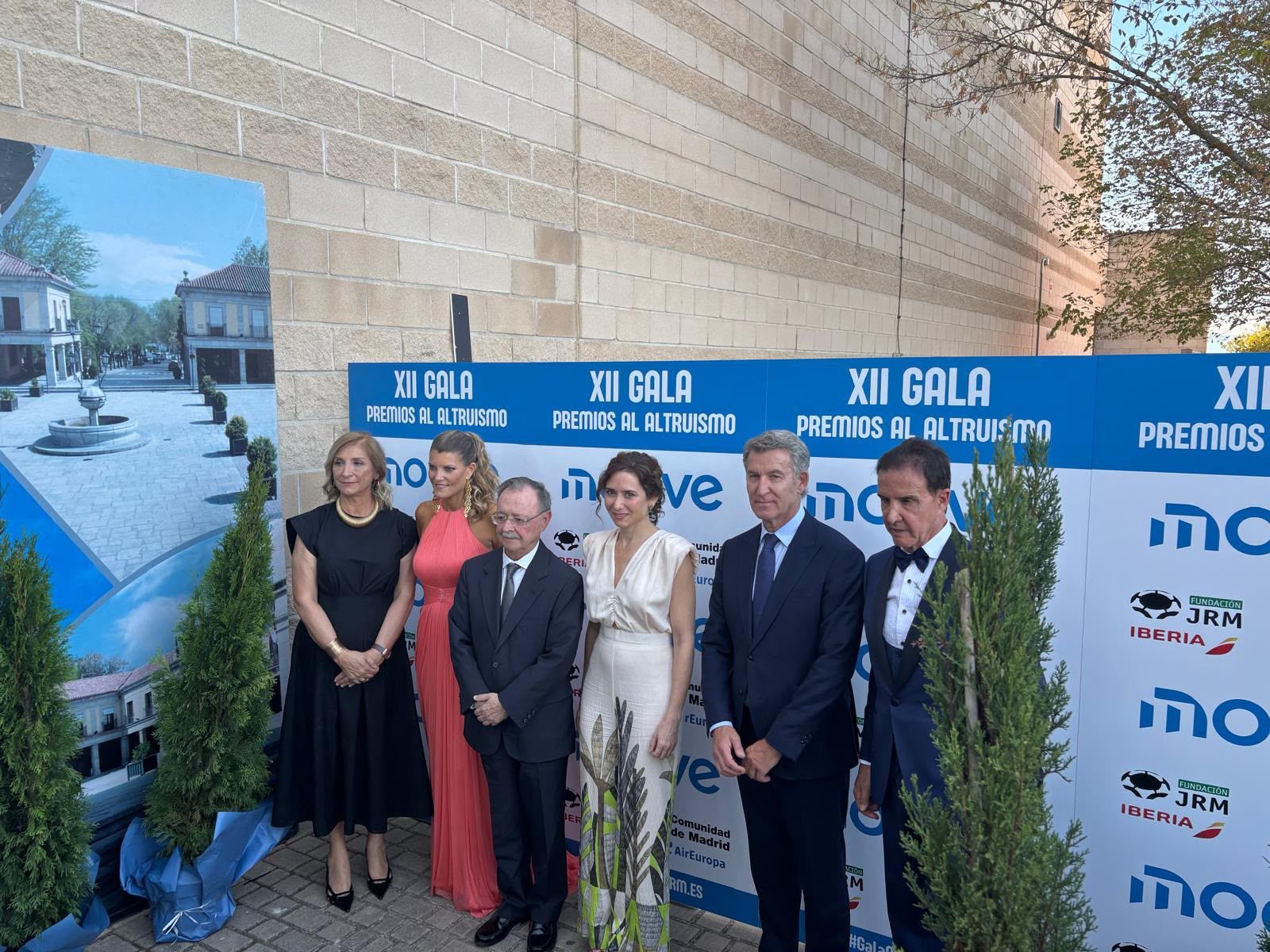 Vivas, junto a varios invitados a la entada de la gala