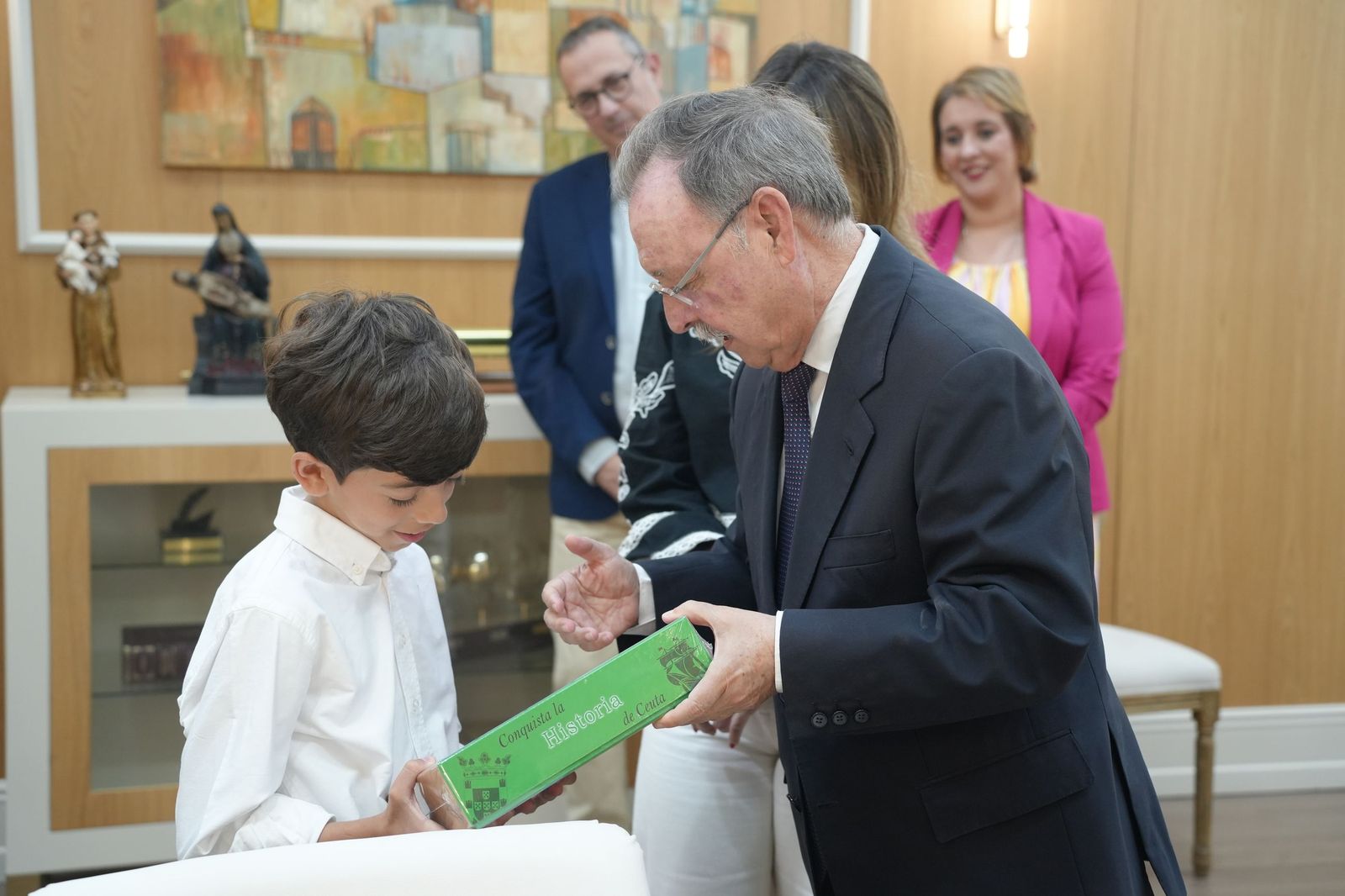 Vivas recibe a Manuel Santiago Siles, ganador del concurso escolar ¿Qué es un Rey para ti?