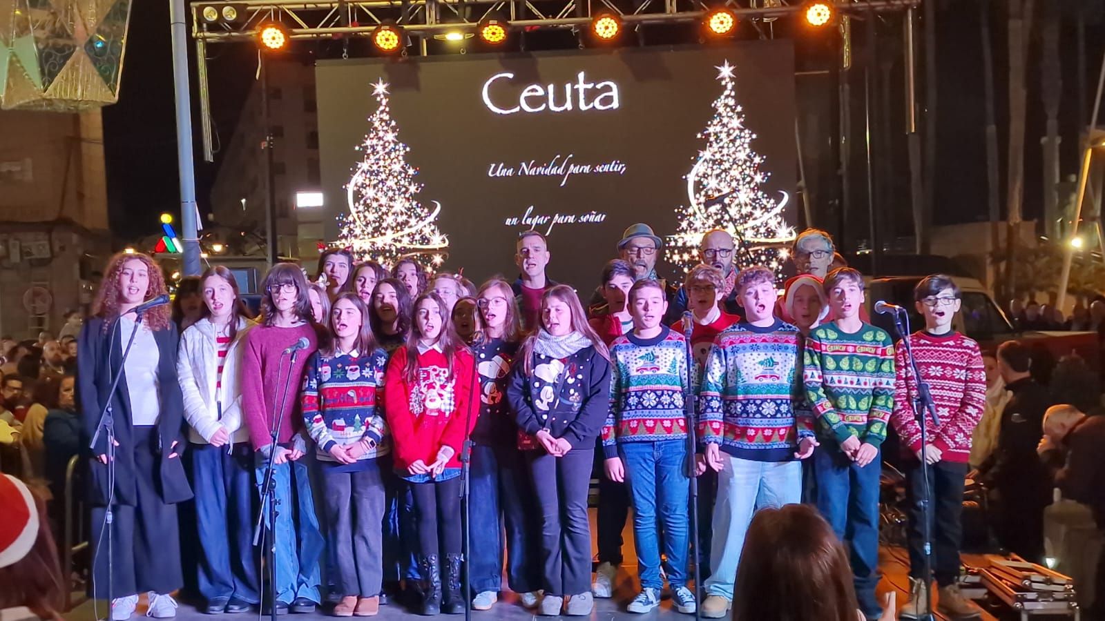Ceuta da la bienvenida a la Navidad en una noche mágica y llena de luz