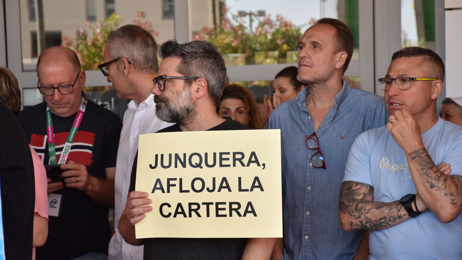 Un cartel señala al director gerente del INGESA, Jesús Junquera, durante la convocada por la Junta de Personal del INGESA en el HUCE contra el modelo de jornada de 35 horas