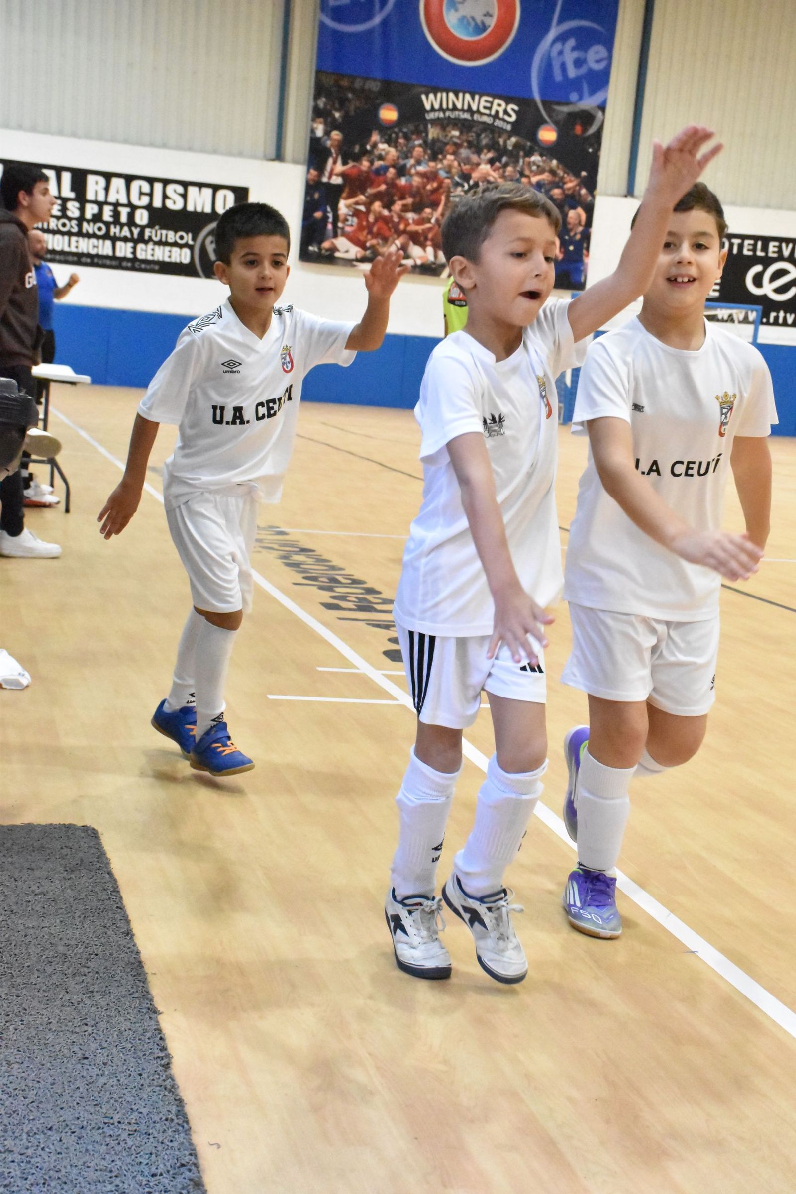 Los prebenjamines en el pabellón de Santa Amelia