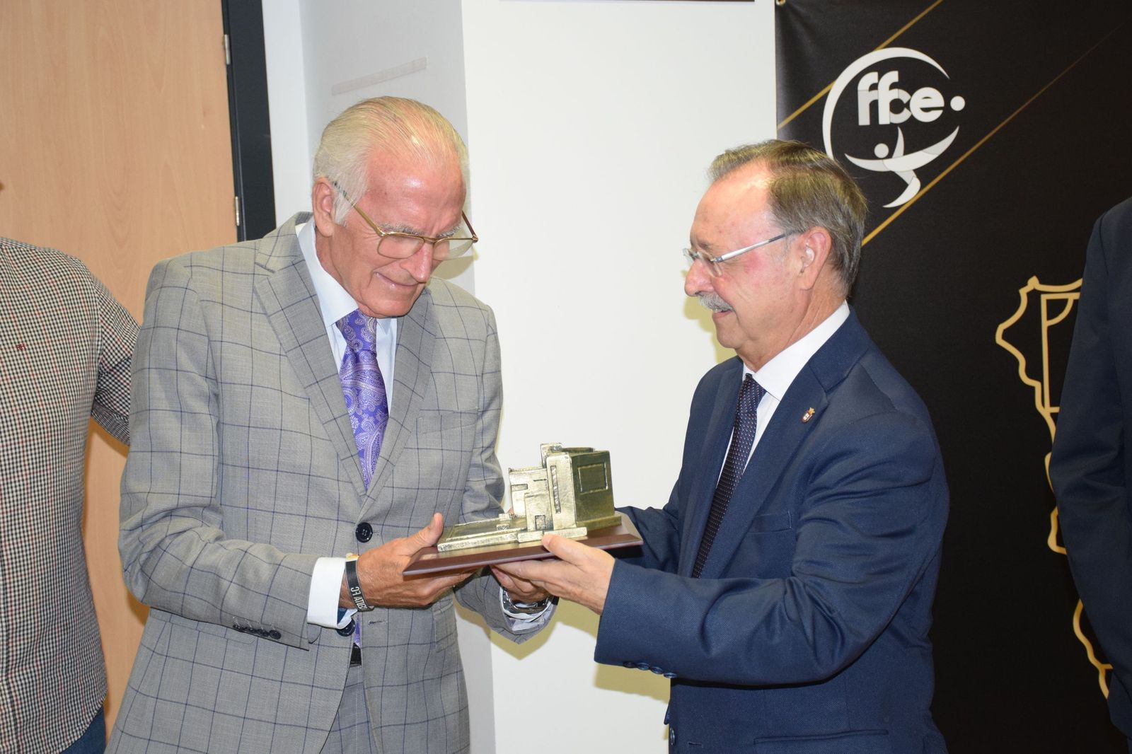 Pedro Moreno ya tiene su placa en la Real Federación de Fútbol de Ceuta