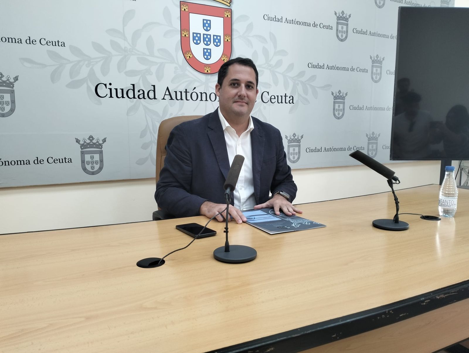 El portavoz del Gobierno, Alejandro Ramírez, antes del inicio de la rueda de prensa ofrecida hoy