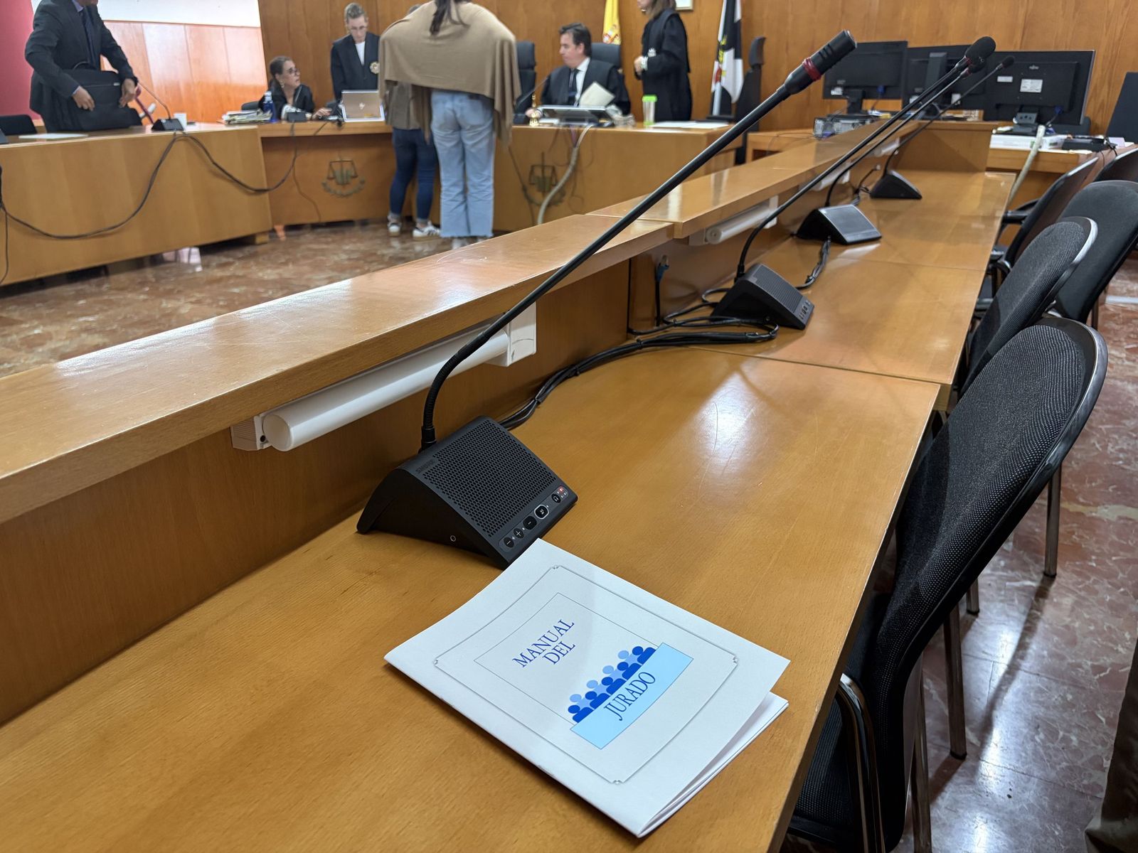 Imagen del manual del jurado en su escaño de la Audiencia Provincial.