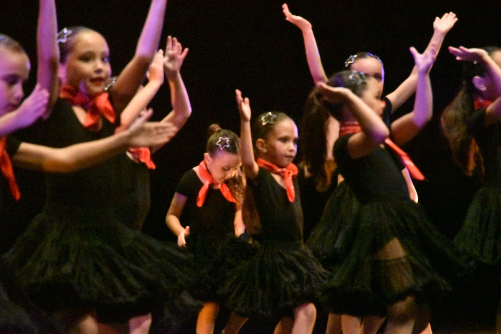 Más de cien bailarinas convierten el Revellín en un escenario de emoción y talento