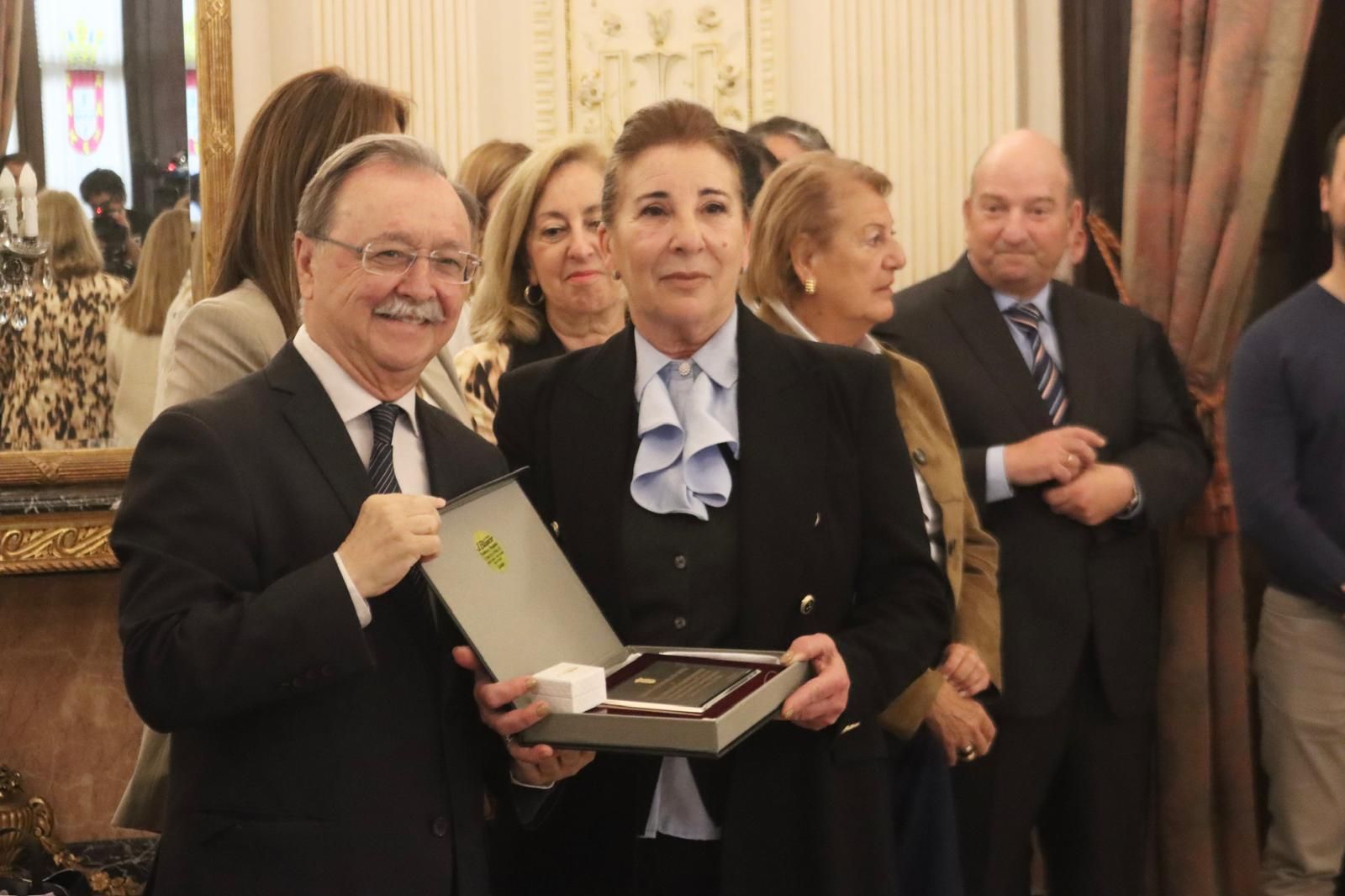 Acto de entrega de reconocimientos por el Día del Funcionario en el Salón del Trono