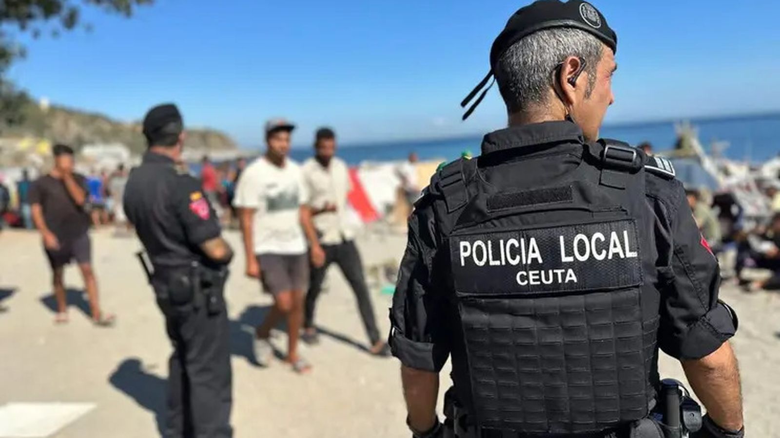 Agentes de la Policía Local en la playa del Trampolín
