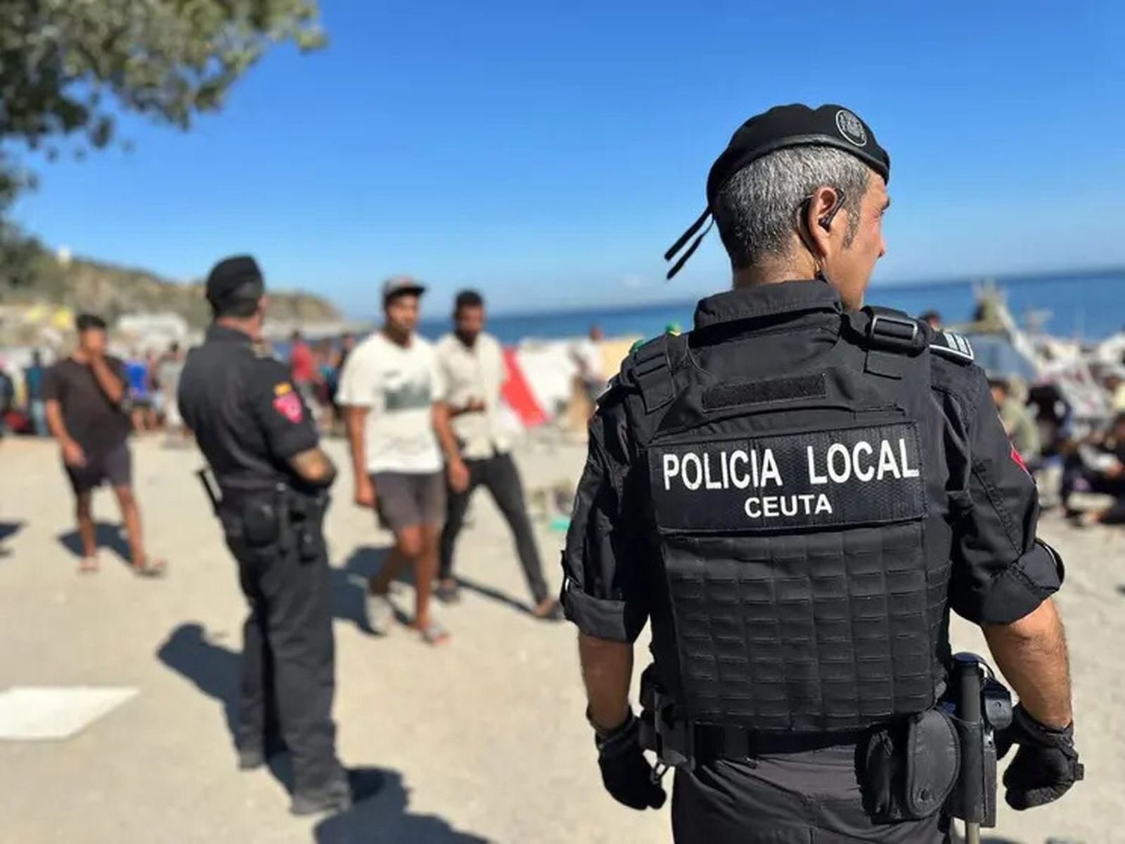 Agentes de la Policía Local en la playa del Trampolín