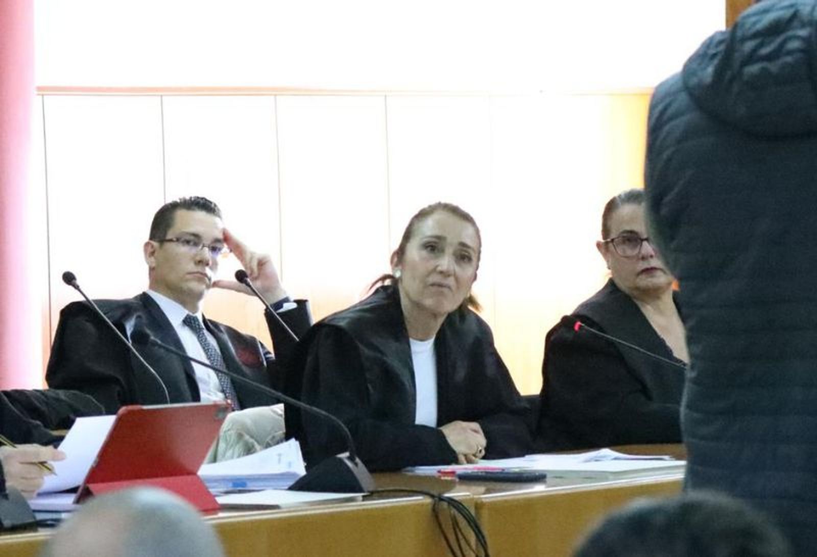 Abogados interrogando a uno de los testigos. / FOTO REDUAN