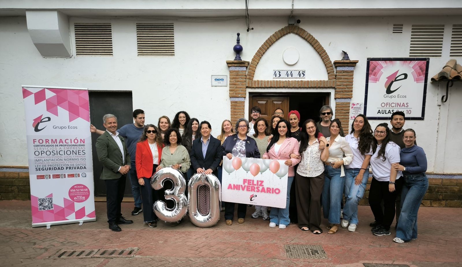 La plantilla de la Academia Ecos posa en su sede junto a su CEO, Juan José Díaz, por su 30 aniversario