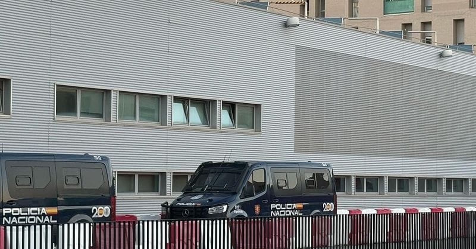 Vehículo policial en el Hospital