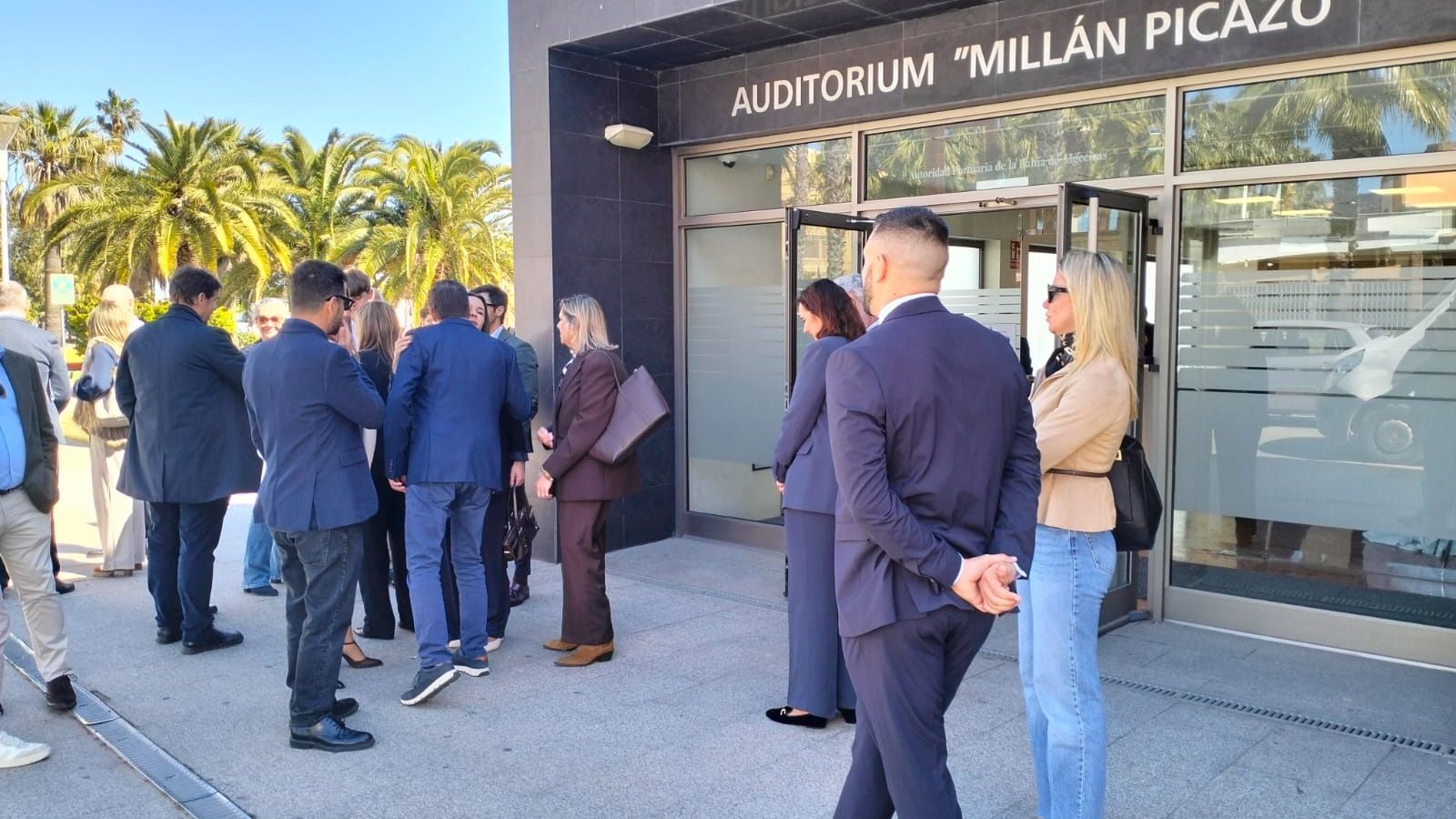 Acceso al auditorio Millán Picazo