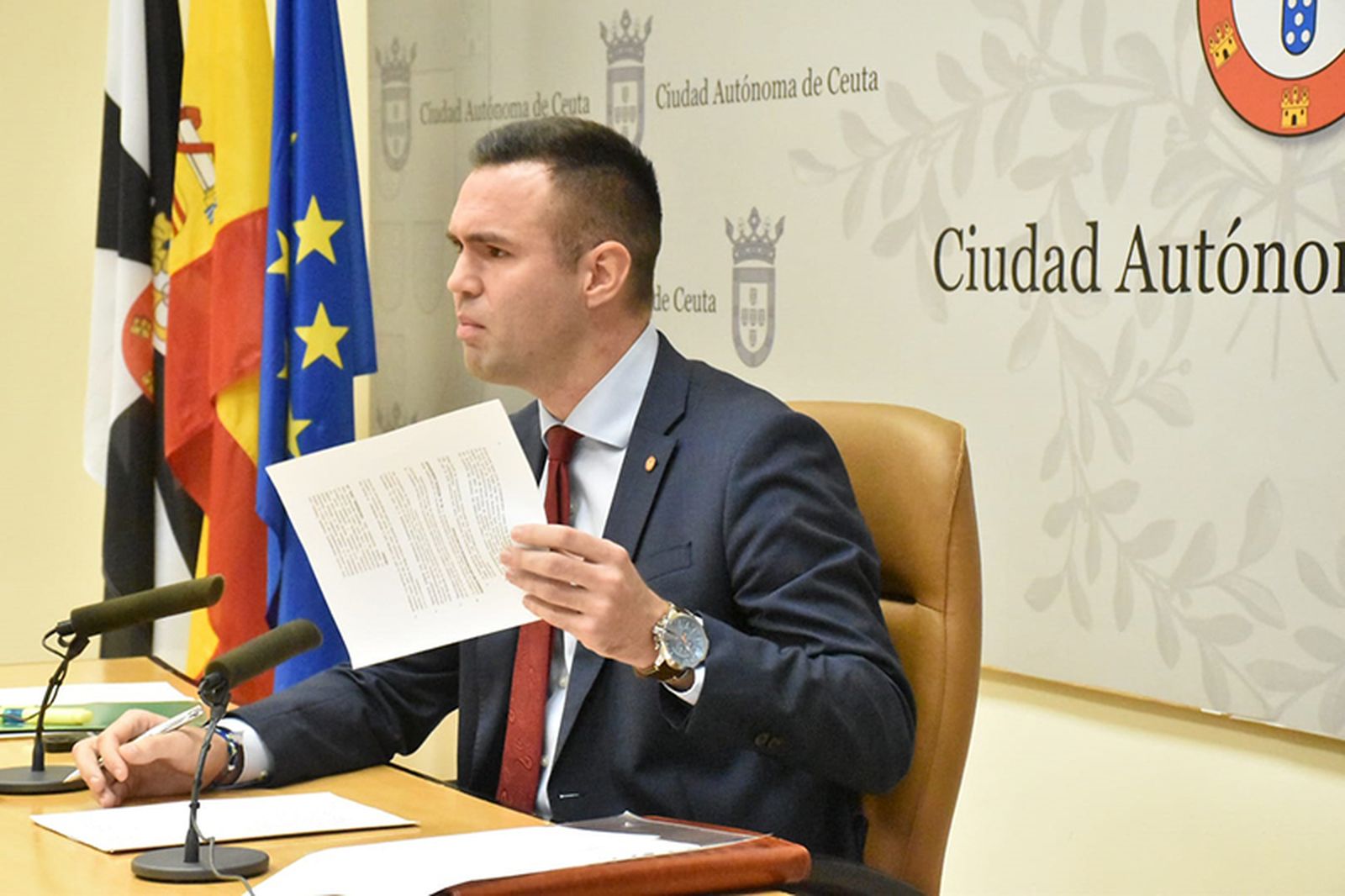 El diputado en la Asamblea de Ceuta Carlos Verdejo en su última comparecencia en el Palacio Autonómico, donde cargó contra su partido en noviembre de 2024. / FOTO REDUAN
