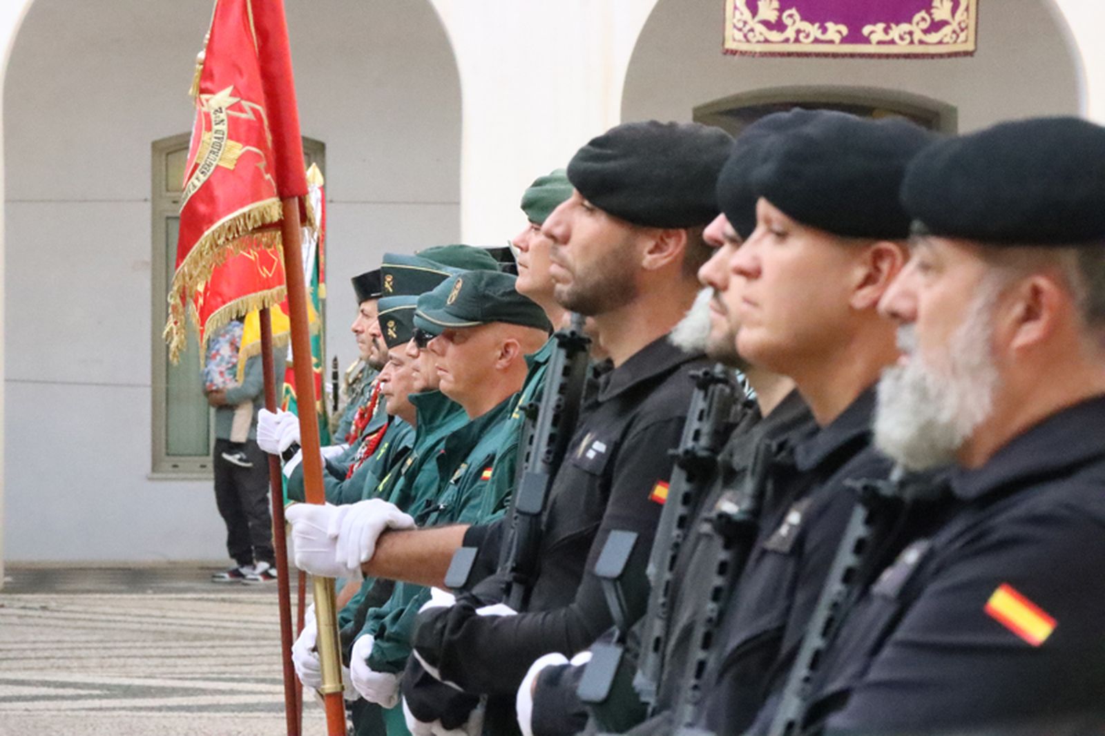 Miembros del GRS y la Guardia Civil durante el acto de este sábado. / FOTO REDUAN