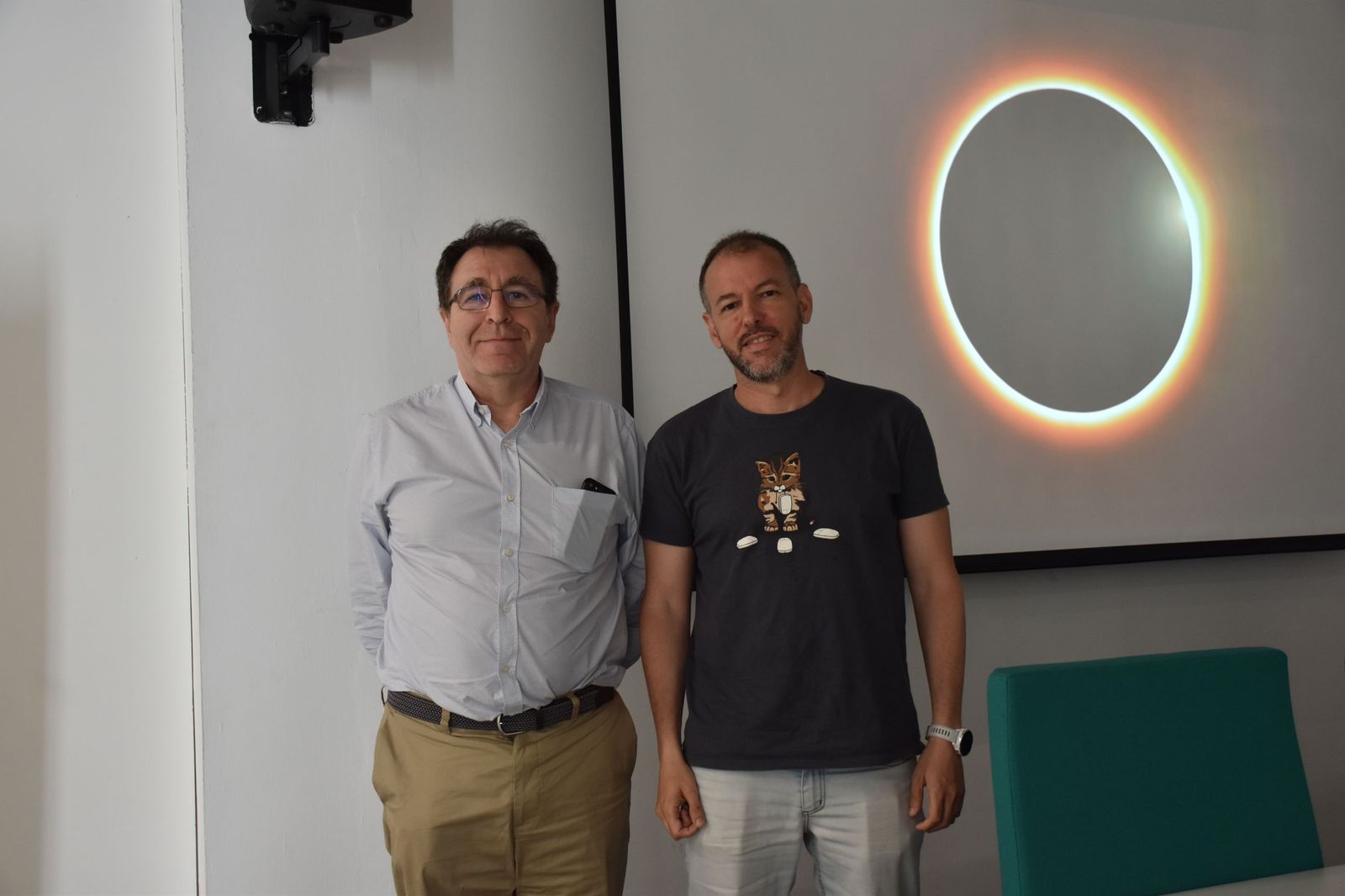 De izquierda a derecha: el doctor en Física e investigador del Instituto de Estructura de la Materia del CSIC, Fernando Barbero, y el profesor de la UGR Antonio Lasanta, en el Centro Cultural Estación del Ferrocarril