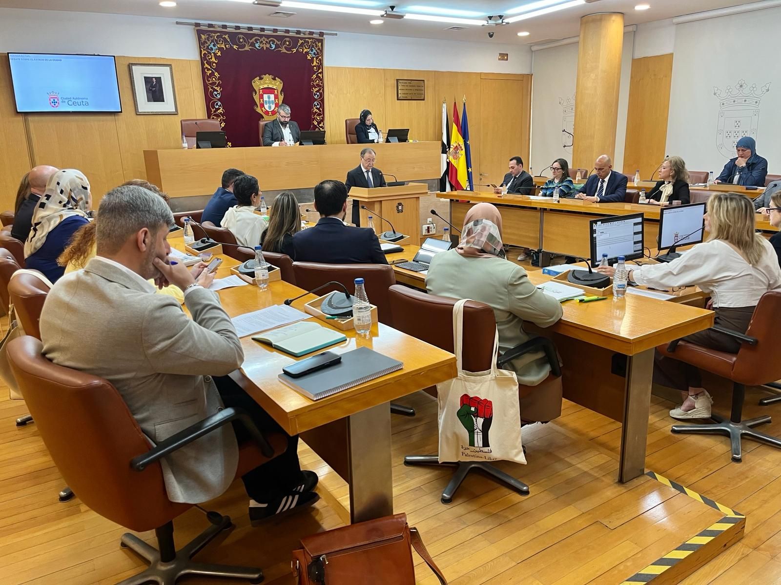 La Asamblea acoge un discurso de balance con anuncios sobre vivienda, urbanismo y financiación autonómica. El presidente ceutí defiende la exigencia de visado en la frontera del Tarajal