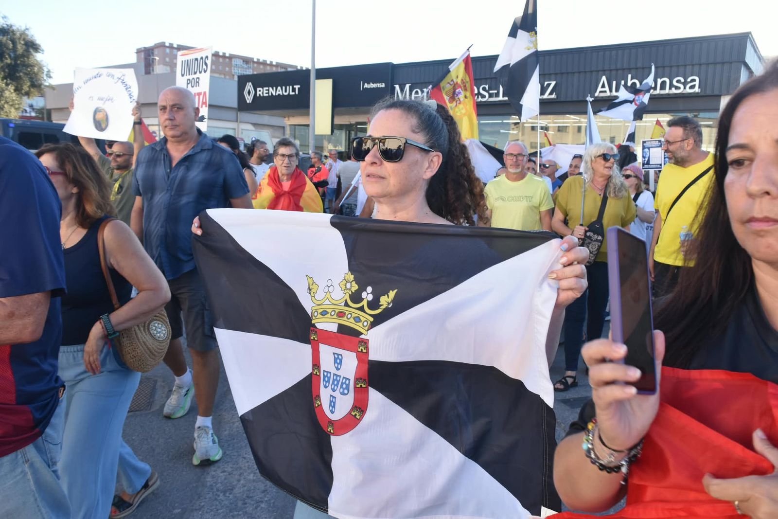 Los trabajadores del Puerto de Ceuta muestran su rechazo al asentamiento migrante