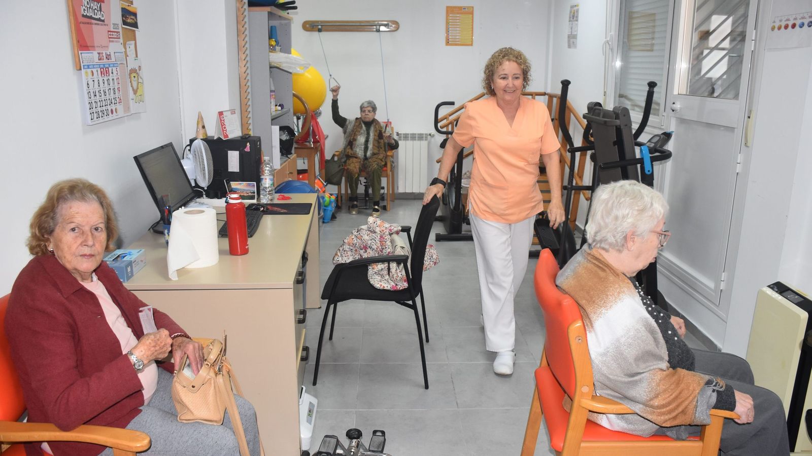 Paqui junto a residentes en la zona de fisioterapia.
