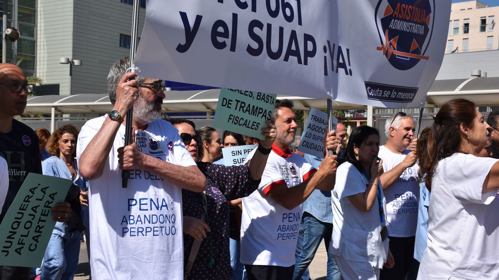 Manifestación convocada por la Junta de Personal del INGESA en el HUCE contra el modelo de jornada de 35 horas