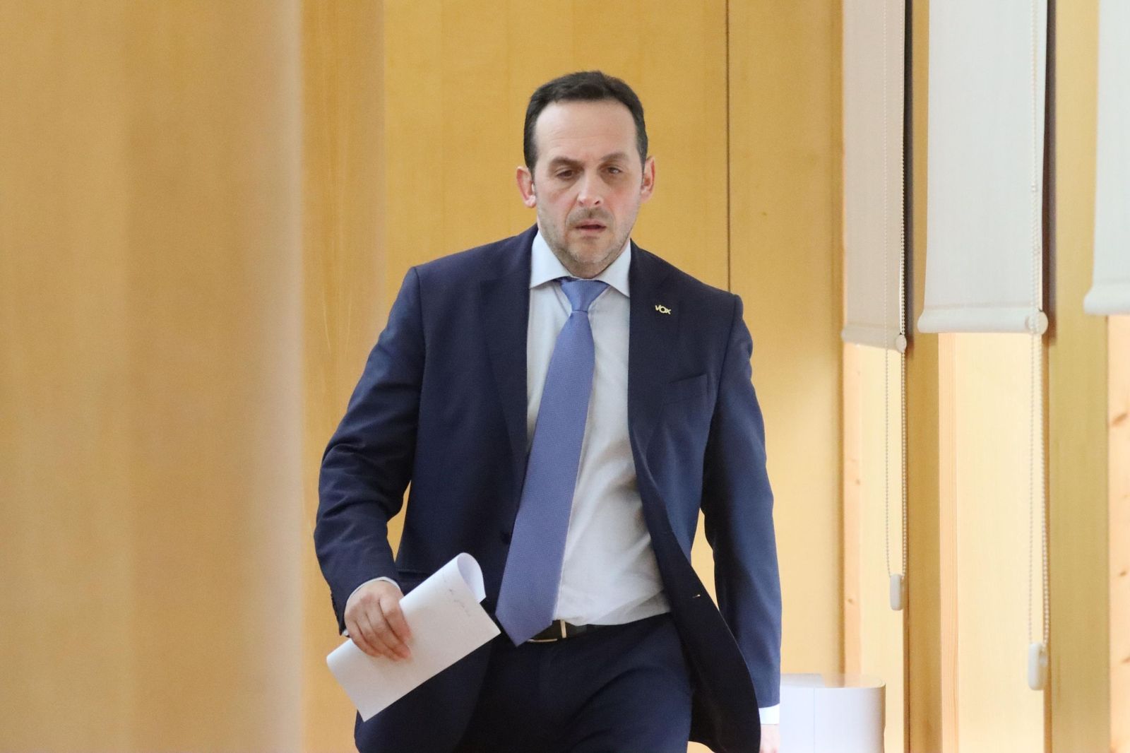 Redondo caminando por el ayuntamiento.