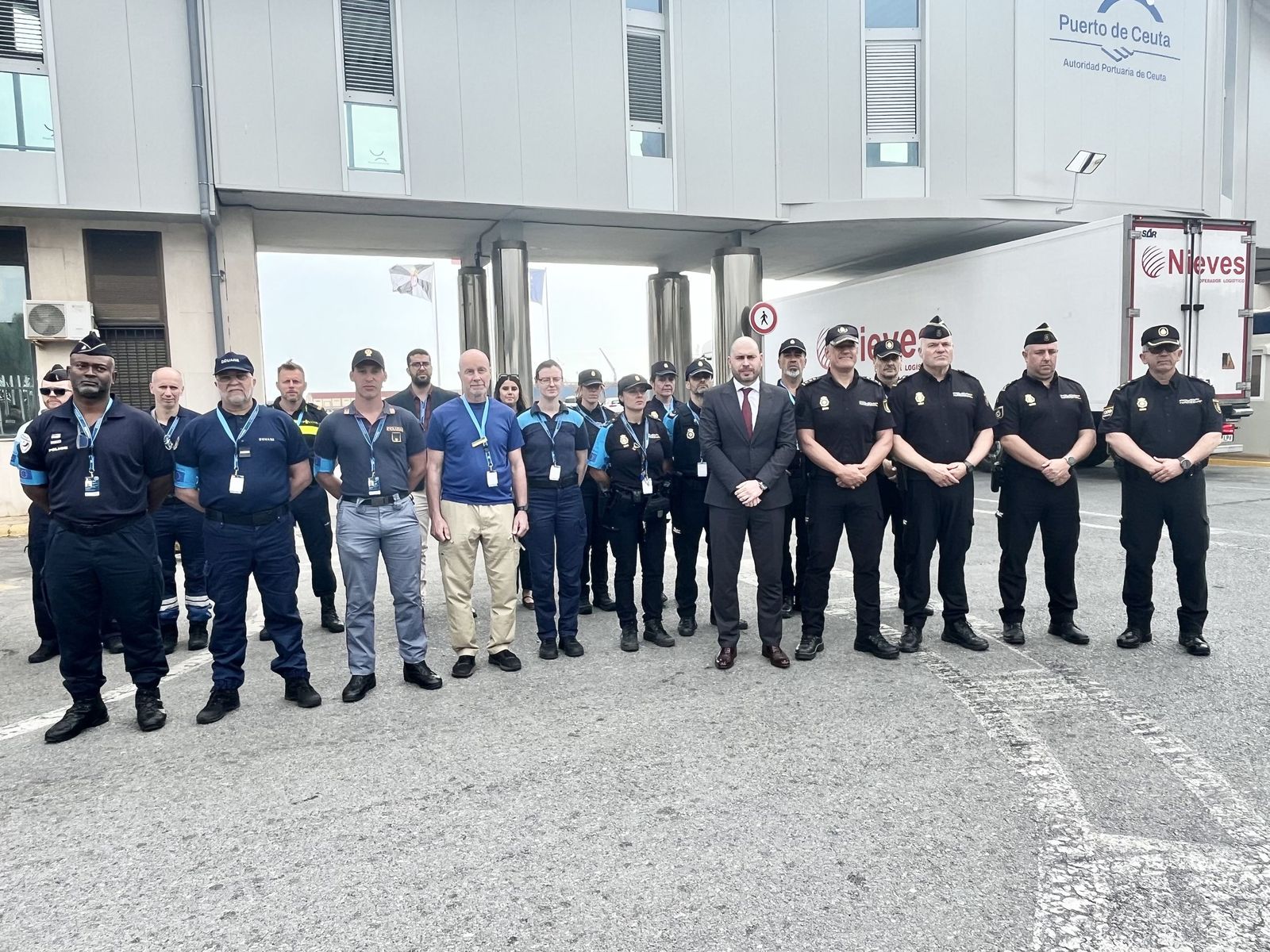 El delegado del Gobierno, Miguel Ángel Pérez Triano, posa junto a los agentes participantes en el dispositivo