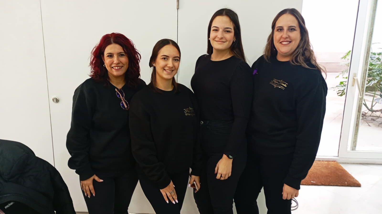 Hafsa, primera por la derecha, junto a parte de su personal