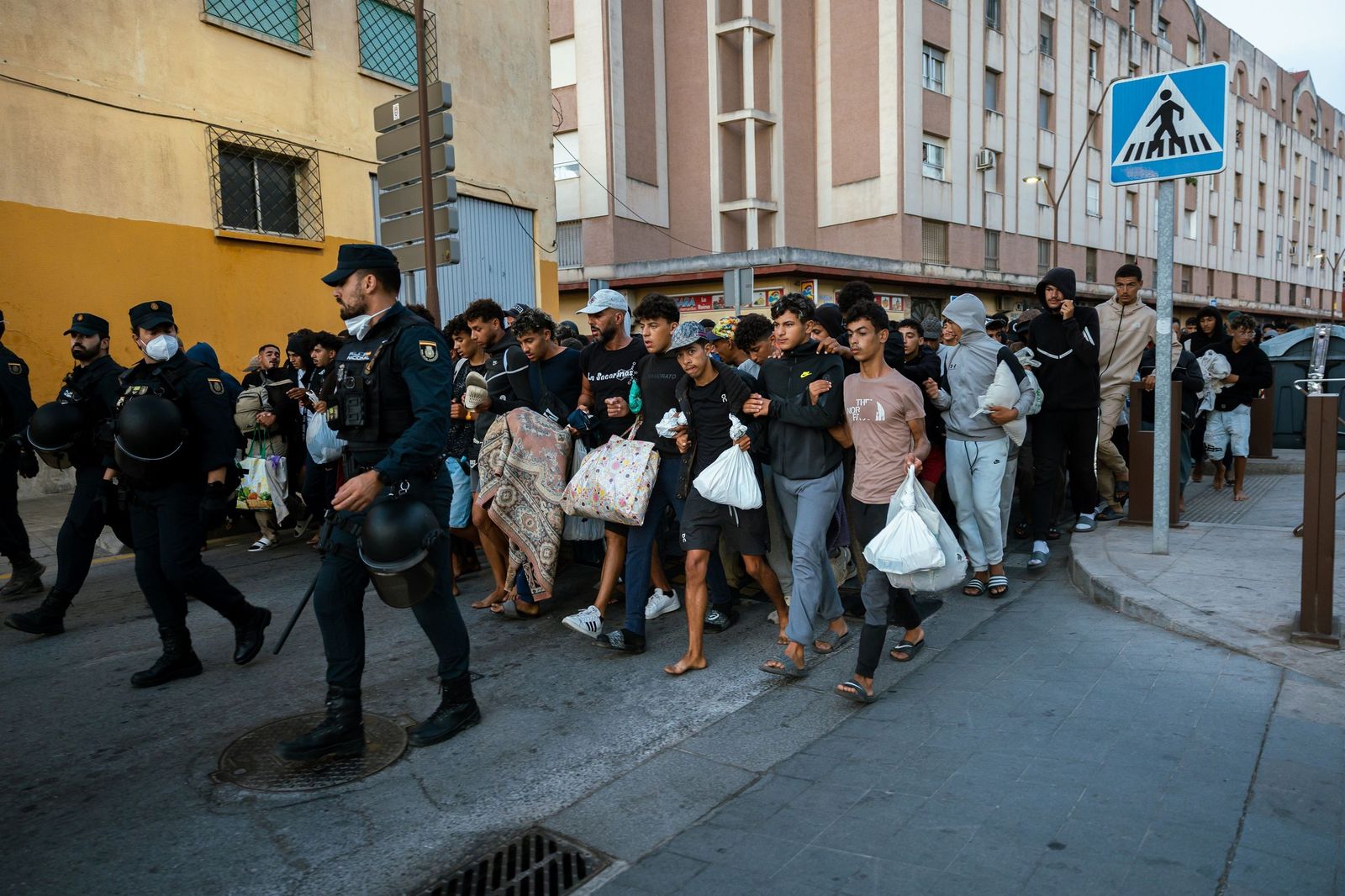 El Gobierno traslada a 864 migrantes de Loma Colmenar y prepara espacio para otras 300 mujeres y menores