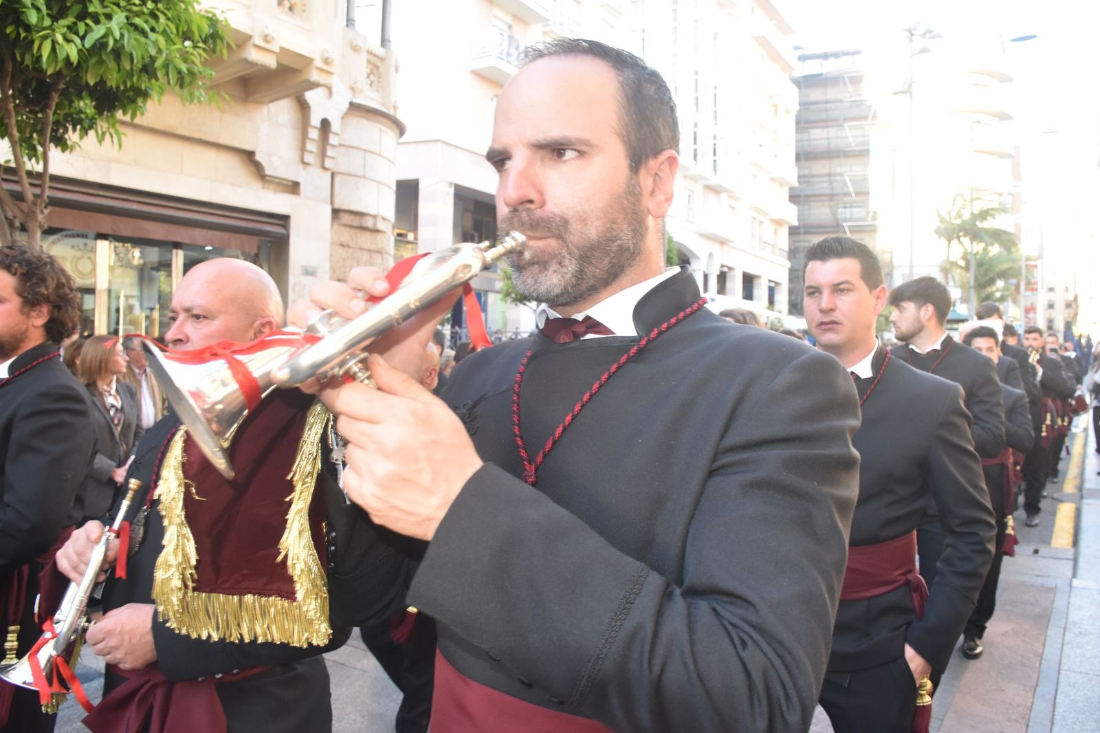 Aroma cofrade y estudiantil: Las Penas reina en el Jueves Santo
