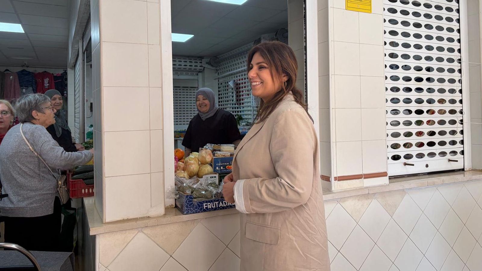 La consejera Nabila Benzina este viernes charlando con una frutera del Mercado de Hadú