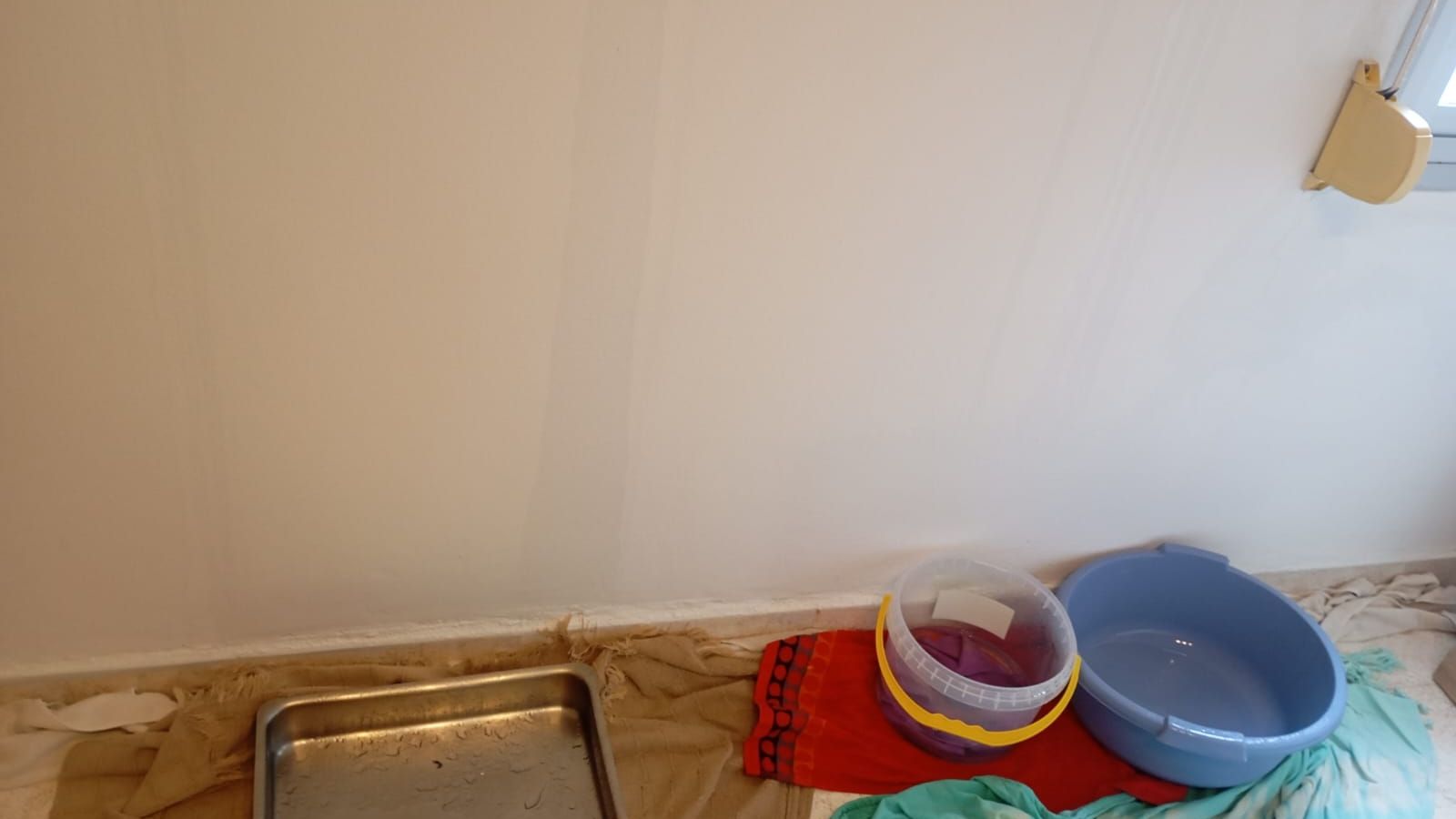 Cubos y toallas en la habitación