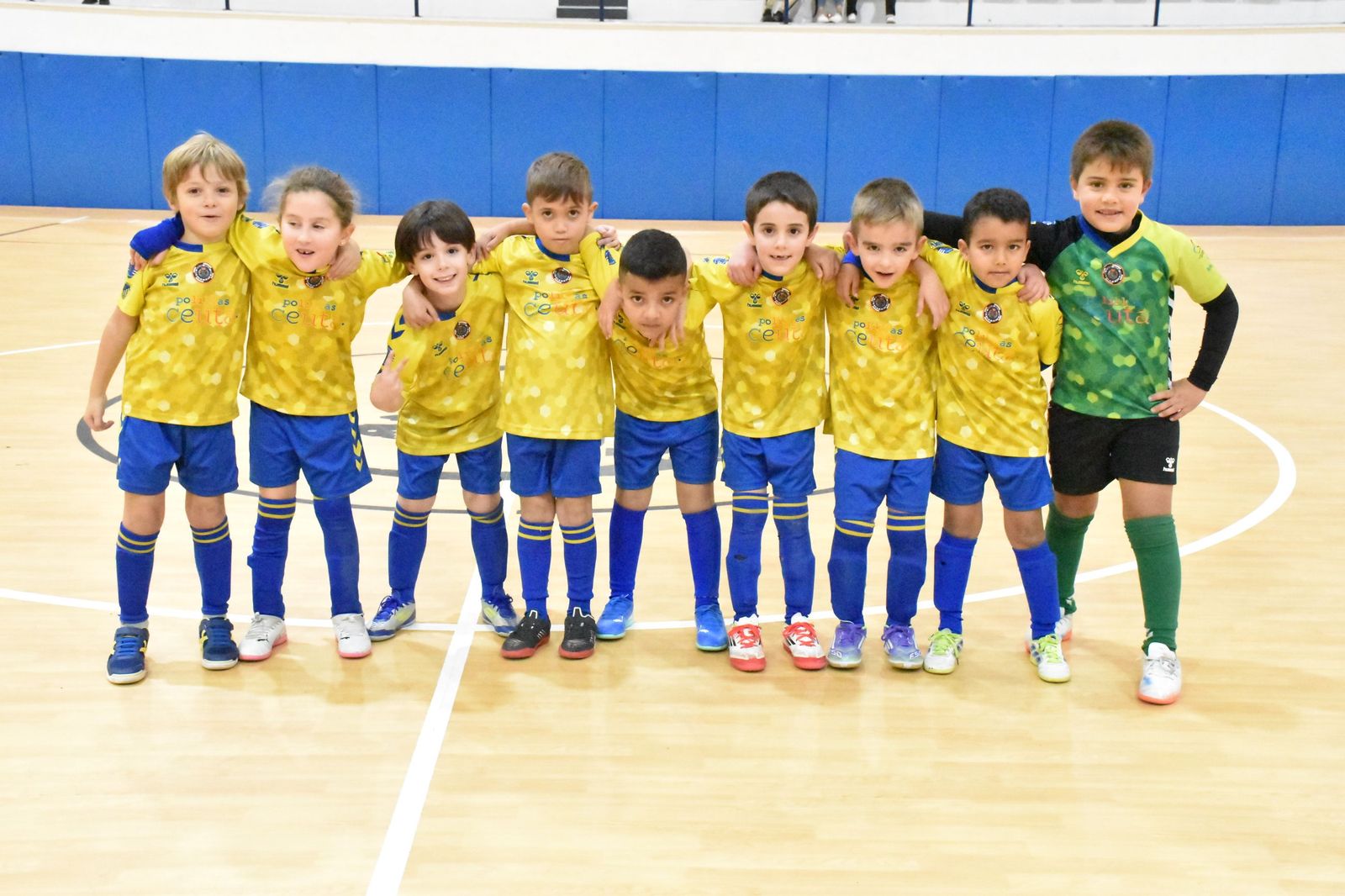 Los prebenjamines en el pabellón de Santa Amelia