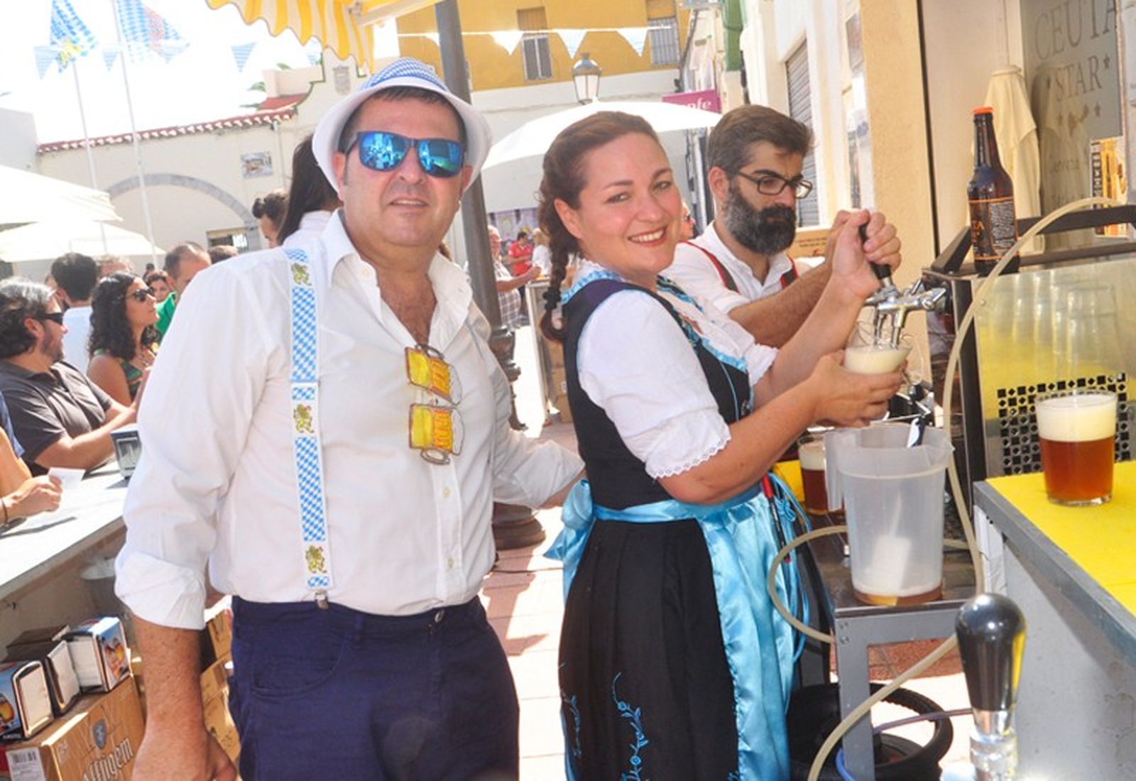 Rocío Morano sirve cerveza en uno de los OktoberFest celebrados en la plaza vieja. / FOTO NICOL´S