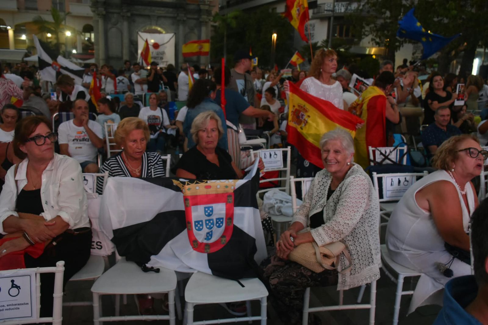 La Plaza de los Reyes se convierte en un gran salón para arropar a Vivas