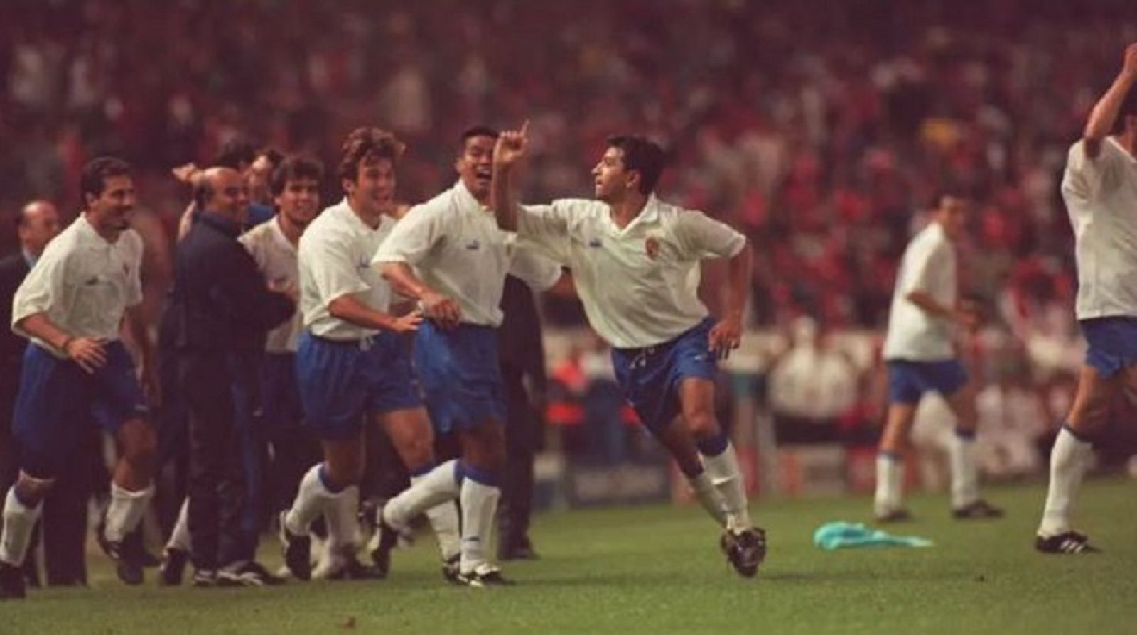 Mohamed Alí Amar 'Nayim' celebra su histórico tanto ante el Arsenal en 1995, el gol más recordado de la historia zaragocista