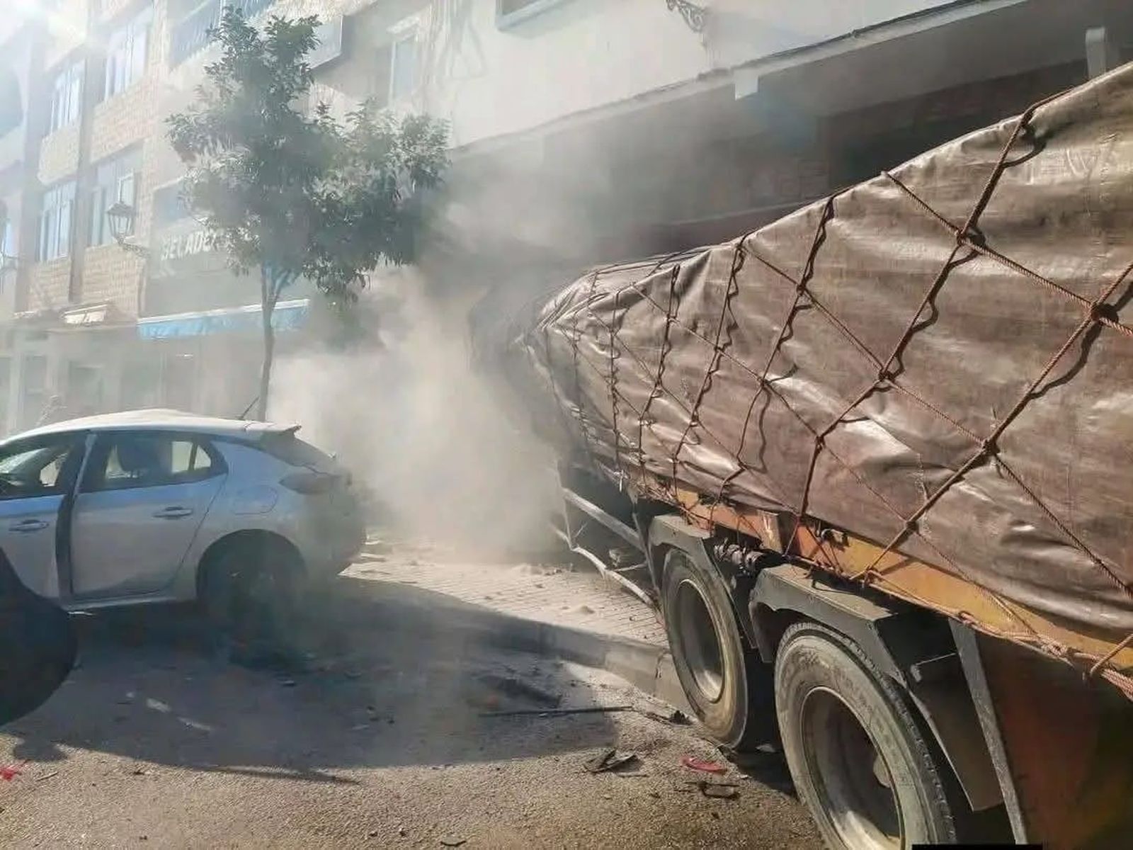 El camión que se chocó con coches, un hotel y una cafetería