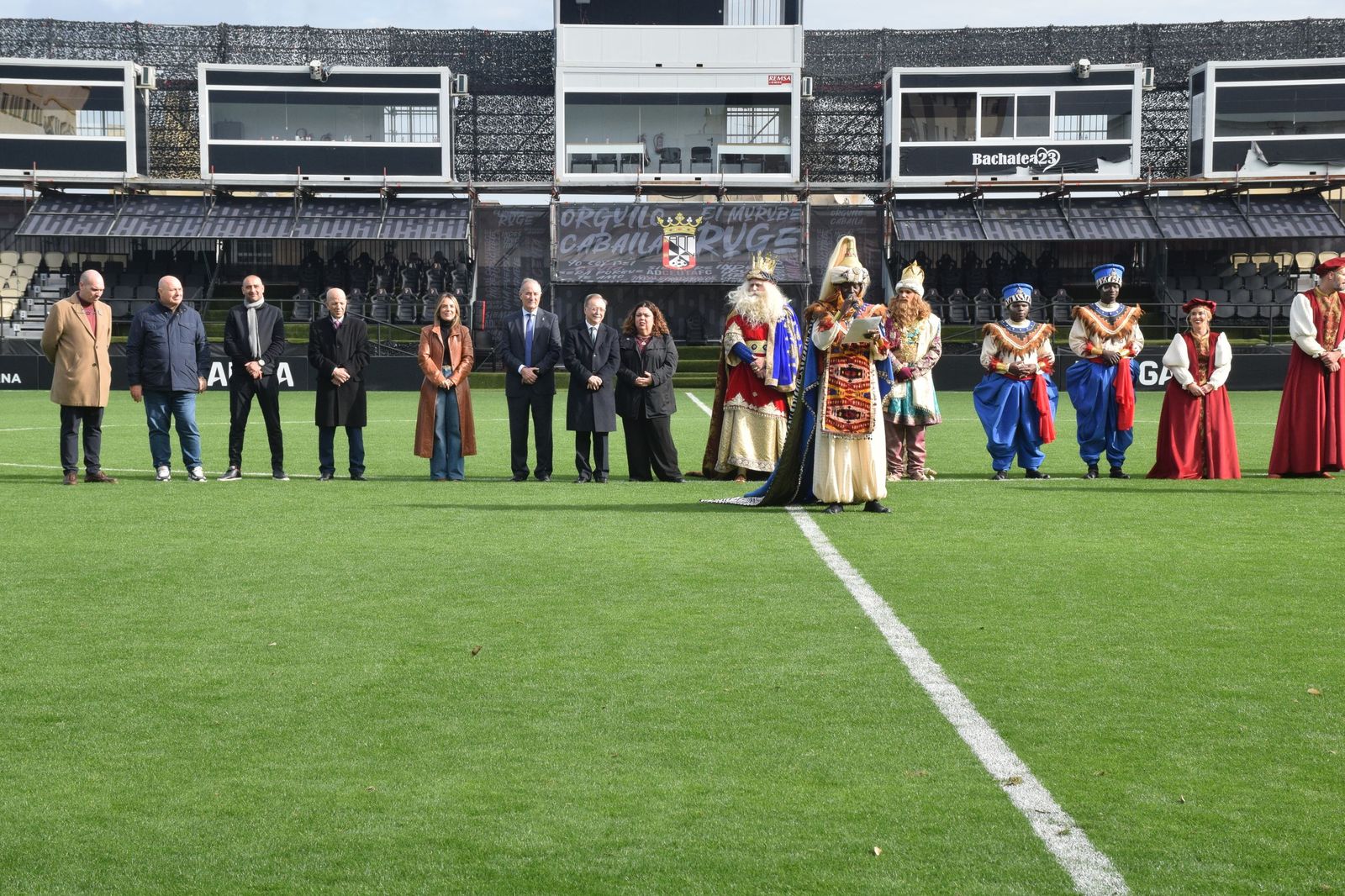 Los Reyes Magos aterrizan en el Alfonso Murube horas antes de la cabalgata