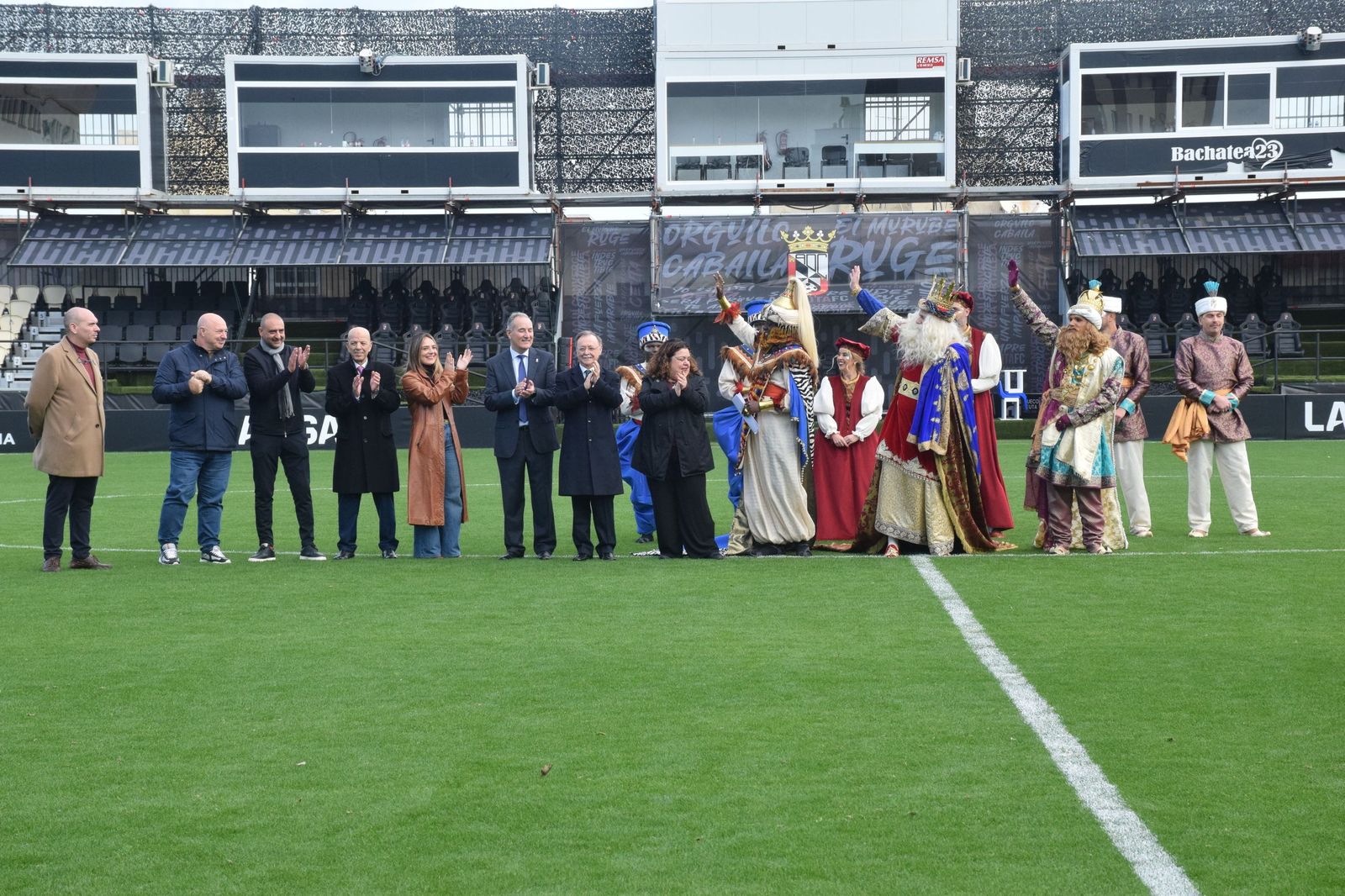 Los Reyes Magos aterrizan en el Alfonso Murube horas antes de la cabalgata