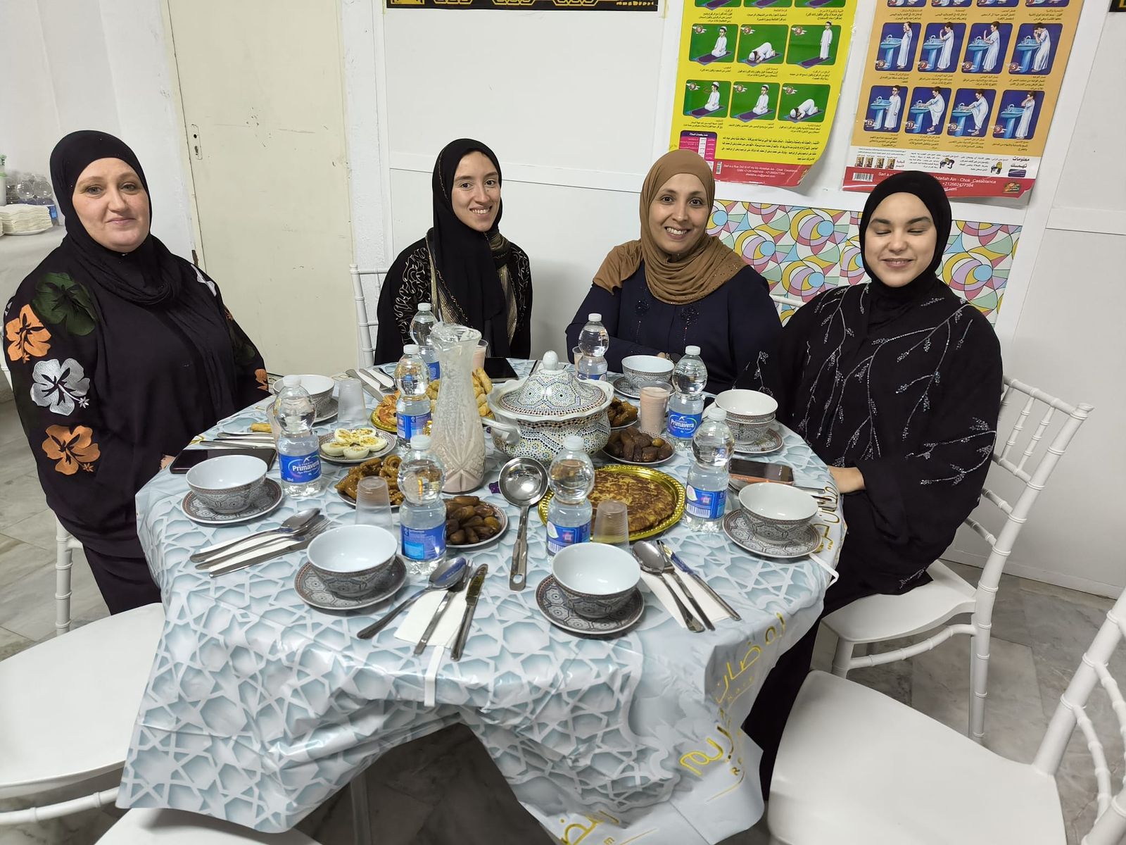 La prensa ceutí disfruta de un delicioso iftar en comunidad y de la mano de Luna Blanca