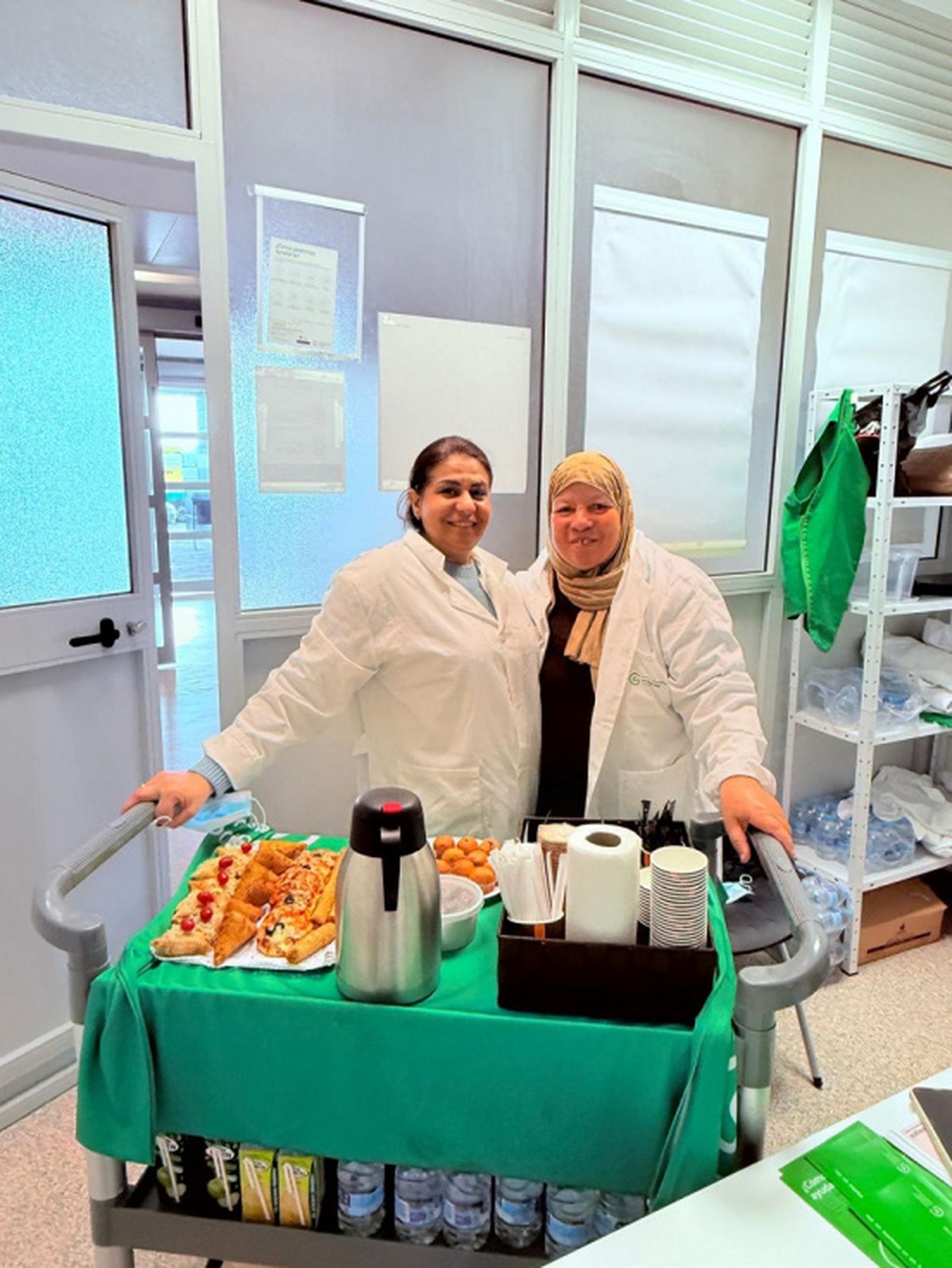 Voluntarias de la AECC en el Hospital de Día del HUCE. / FOTO CEDIDA