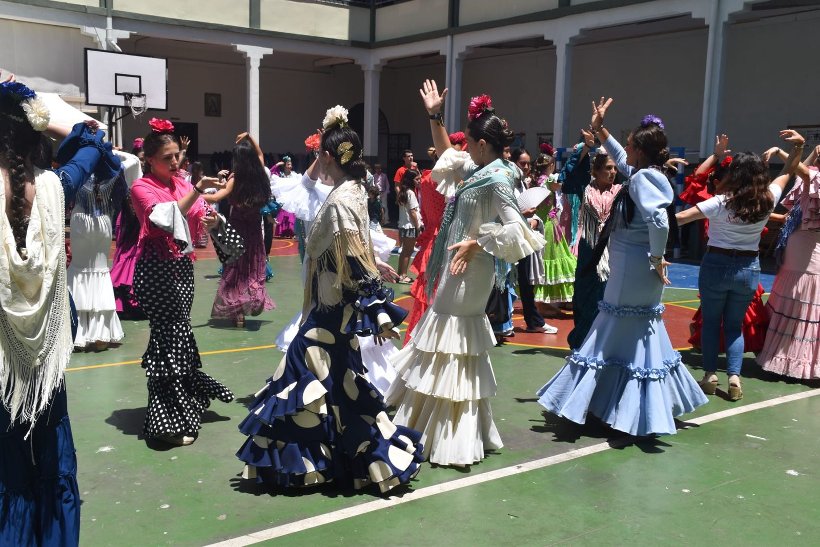 El Colegio de San Agustín disfruta de una feliz jornada solidaria con su Cruz de Mayo