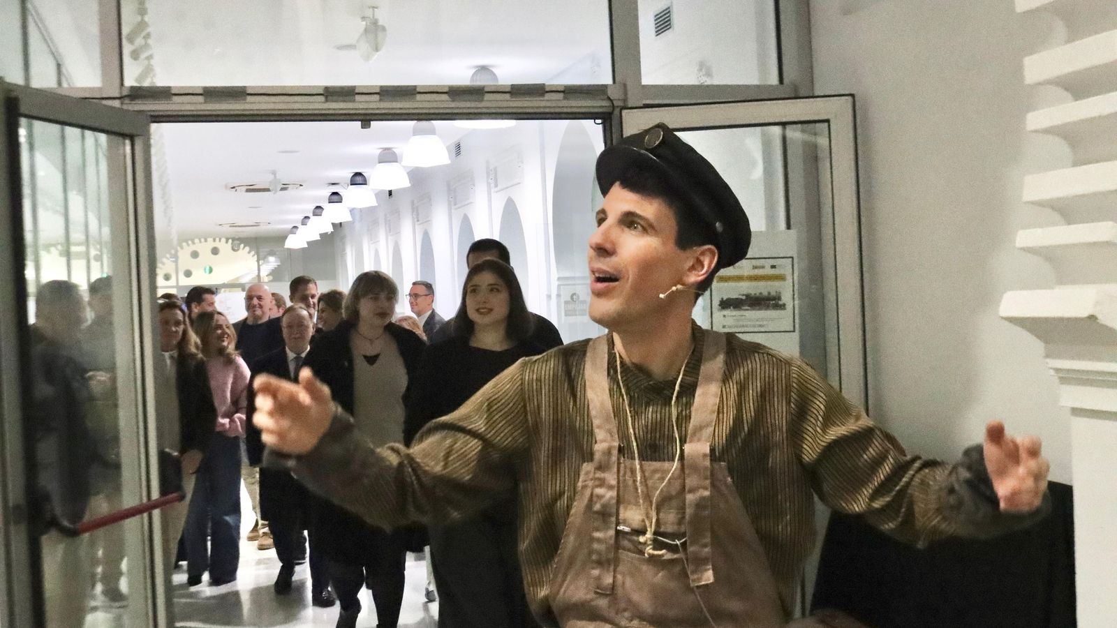 Presentación del programa de visitas teatralizadas a la antigua locomotora de Ceuta en la Estación del Ferrocarril