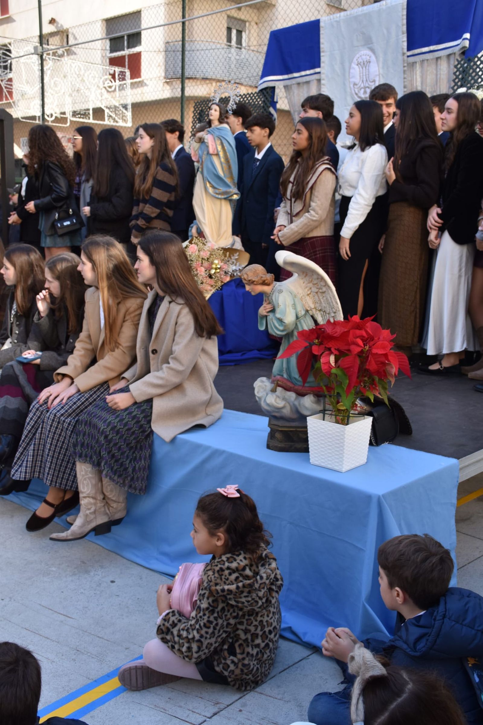 El Colegio La Inmaculada celebra su tradicional ofrenda floral a su virgen