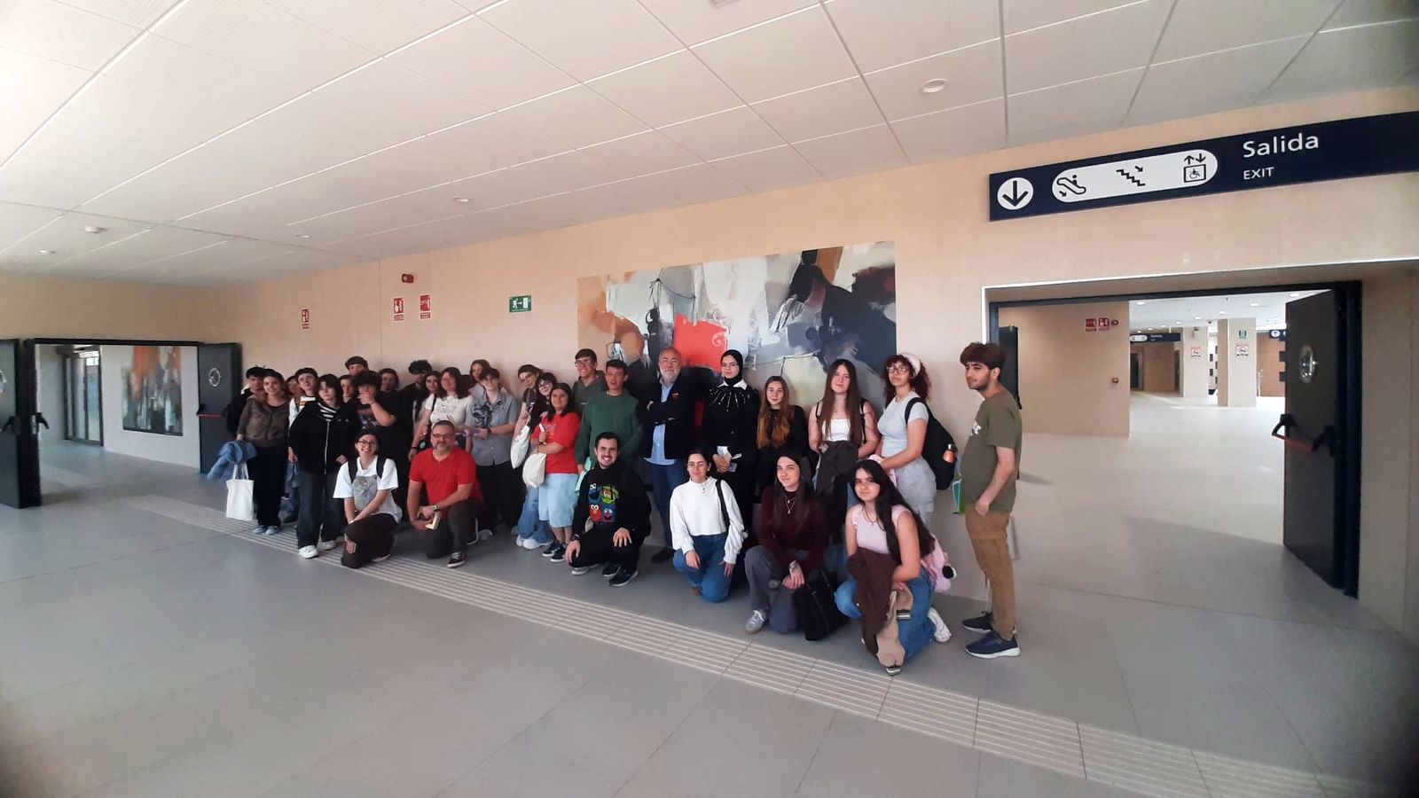 Los alumnos, con San Martín en el centro, en la exposición